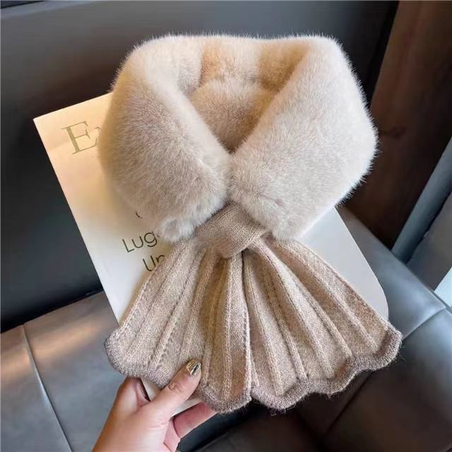 【商品名】厚手無地フェイクファー バタフライテールネックウォーマー【素材】フェイクファー【特徴】厚手仕様、毛並みがふっくら、柔らかい肌触り、バタフライテールデザイン、クロス式で装着簡単、首元保温【お手入れ】手洗い推奨。強く絞らない。乾燥機使用不可おしゃれな厚手フェイクファーネックウォーマーです。ふっくらとした毛並みで柔らかく肌に優しい素材を採用。バタフライテールの可愛いデザインが特徴です。クロスタイプなので着脱が簡単で、冷たい外気から首元をしっかり守ります。コートやジャケットと合わせるだけで、秋冬コーデのアクセントになります。おすすめシーン日常のお買い物、お出かけ通勤通学の防寒対策お食事やお呼ばれなどお出かけシーン