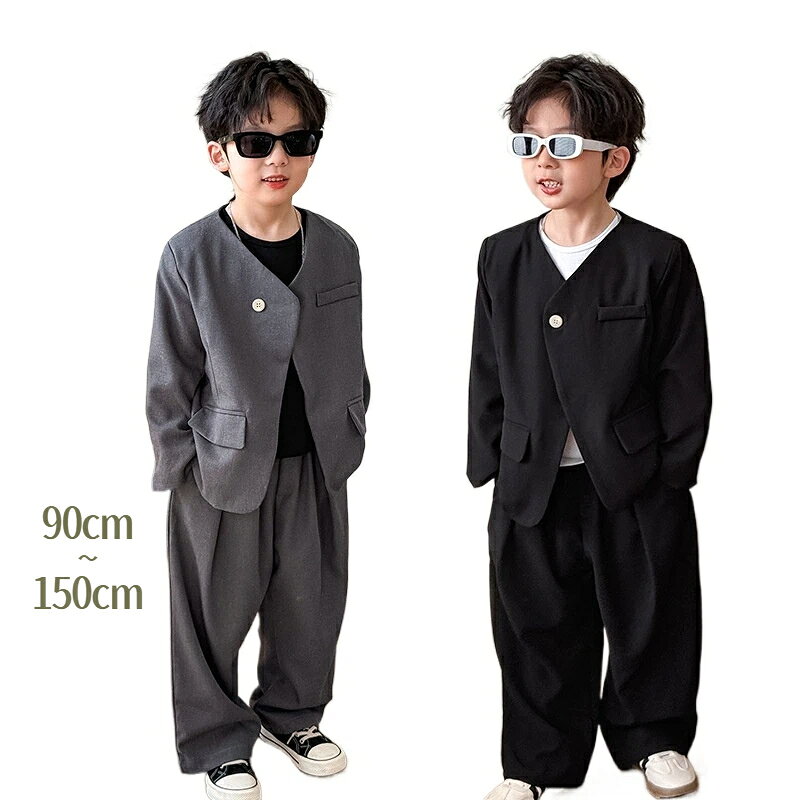 【サイズ（参考身長）】7(90cm) / 9(100cm) / 11(110cm) / 13(120cm) / 15(130cm) / 17(140cm) / 19(150cm)手作業採寸のため、若干の誤差が生じる場合があります。【対象年齢】小中学生（3～8歳程度、90～150cm対応）【素材】表地：綿混（肌に優しい素材）【特徴】肌に優しい綿混素材通気性吸水性に優れた綿混素材を使用。デリケートなお子様の肌にも安心で、長時間着用しても快適です。ノーカラーで着やすいデザインVネックのノーカラージャケットで、首周りが窮屈になりにくく、着脱も簡単です。ゆったりシルエットのパンツゆったりとしたワイドパンツで動きやすく、普段着からフォーマルシーンまで幅広く使えます。2カラー展開でシーンに合わせて選べるシックなブラックと落ち着いたグレーの2色から、イベントや普段使いに合わせて選べます。【使用シーン】入学式卒業式、ピアノ発表会、結婚式のお呼ばれ、七五三、お誕生日パーティー、普段のお出かけなど