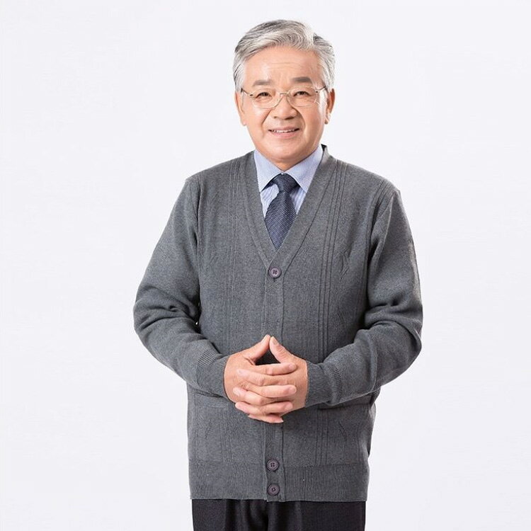 【送料無料】シニア ビジネス ニットカーディガン メンズ vネック 薄手 長袖 春 秋冬 前開き 綿 コットン 無地 シンプル 大きいサイズ ボタン アウター 防寒 ポケット付き 父の日 お誕生日 グレー 40代 50代 60代 70代 anuenue-k-10000044 アヌエヌエ サンプル画像2