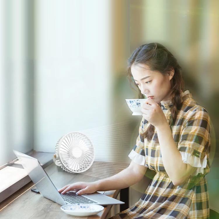 吊り下げ ライト付き 吊り下げ 明るい 72時間使用 壁掛け扇風機 充電式 低騒音 キ...