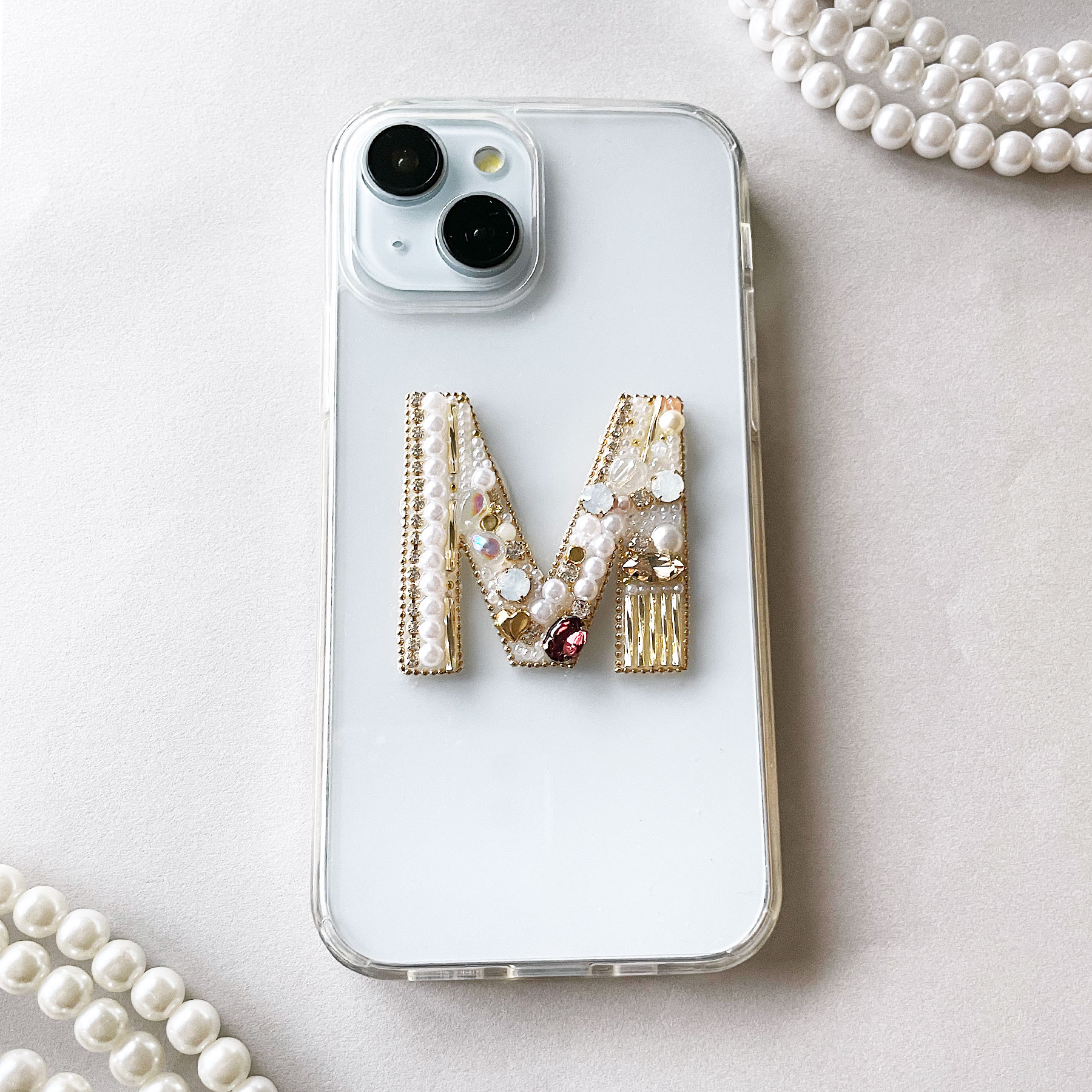 Rakuten - iPhone17 17pro iPhone16 16pro iPhone15 iPhone14 13 12 ケース かわいい キラキラ イニシャル スマホケース ビーズ刺繍風 デコ docomo ストーン 耐衝撃 レディース パール ラインストーン 立体bijou