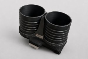 ALCABO専用設計のドリンクホルダーは、1. 視界／操作に影響のないベストポジション設計。 スポーツドライビング時でも運転操作を邪魔することなくセーフティドライビングをサポート。 2. ブラック・ポリウレタン採用。 製品表面を梨地柄の スムーズ加工にすることで、純正インテリアにも違和感なく溶け込む仕様にしました。 仕様 ベース部　ブラック・ポリウレタン（梨地柄） カップ部　ブラック・ABS樹脂（内径：73mm） ・装着方法： ボディ一体ステーをパネルの隙間に差し込み、背面の強力両面テープで簡単装着 。 適合車種: MAZDA（マツダ） ROADSTER（ND）2015年～ 右ハンドル車専用