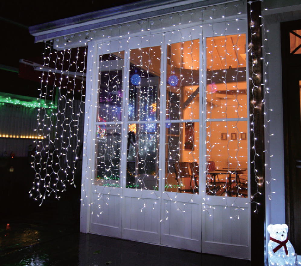 イルミネーション　カーテンライト720球ホワイト　白　シルバーコード　きれい　美しい　光　冬　クリスマス　パーティー　イベント　飾り　エコ　電飾　野外　屋外　雑貨　グッズ　かわいい