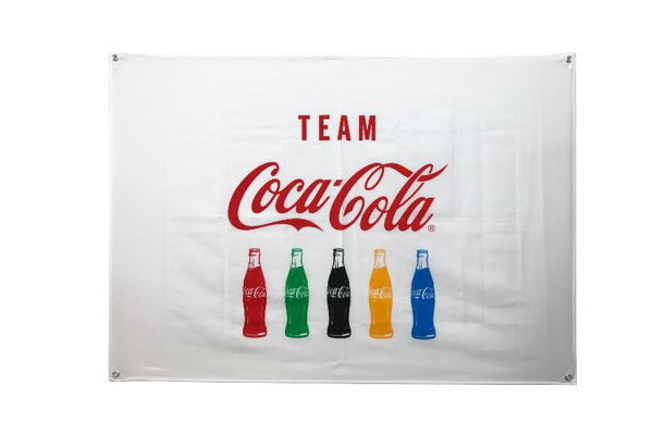 【送料無料】【日本製】【コカ・コーラ】【COCA-COLA】ファブリックサイン【TEAM Coca-Cola】【コーク】【アメリカン雑貨】【ドリンク】【ブランド】【アメリカ】【USA】【カフェ】【バー】【BAR】【壁掛け】【タペストリー】【旗】【フラッグ】