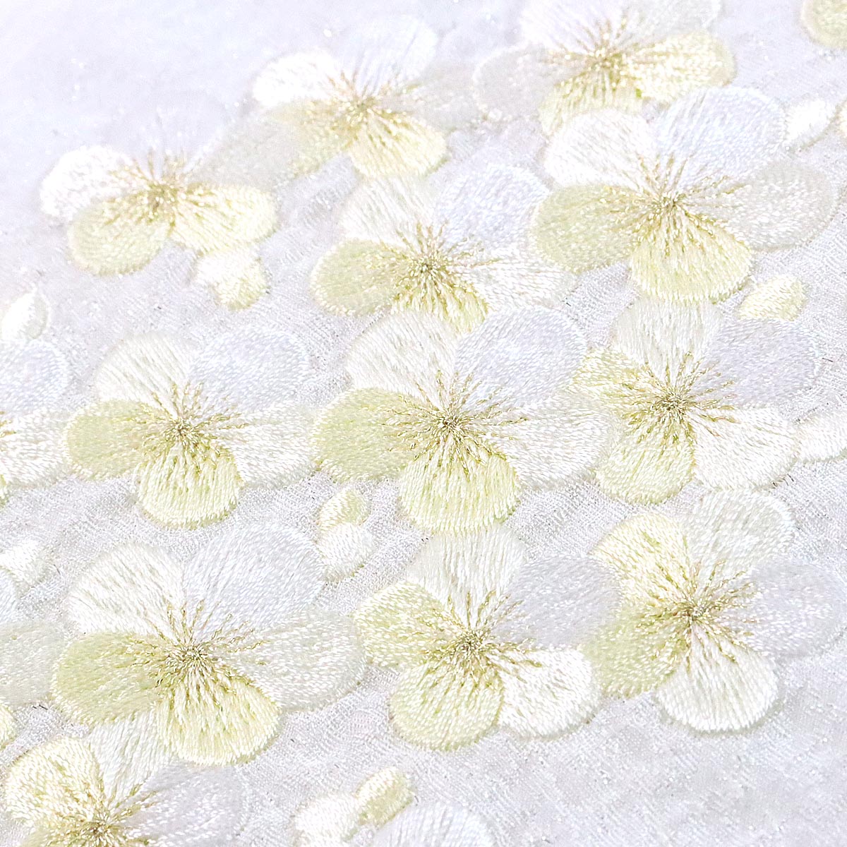 刺繍半衿 正絹 E-1302 B 白地/白金刺繍 梅刺繍 絹100% 日本製