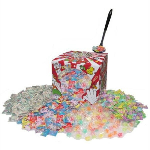 簡単、便利で手間いらず！これだけで簡単に“キャンディすくいどり”ができる、らくらくイベントセットです。 『 セット内容 』 キャンディ　徳用キャンディ大袋　1kg×4種類（合わせて約1,000粒あります） ※キャンディの内容・種類は随時変わります。 ビックリ！駄菓子BOX　1個（サイズ：26×26×26cm） お持ち帰り用袋　100枚 すくいどり用スプーン　1個 ※パッケージは予告なく変更になる場合がございます。あらかじめご了承ください。 ※モニターの発色の具合により、実際の商品と色が異なる場合がございます。 商品詳細 名称 菓子 販売者 内容量 キャンディ　徳用キャンディ大袋　1kg×4種類（合わせて約1,000粒あります） ※キャンディの内容・種類は随時変わります。 ビックリ！駄菓子BOX　1個（サイズ：26×26×26cm） お持ち帰り用袋　100枚 すくいどり用スプーン　1個 賞味期限 メーカー製造より約5ヶ月 ※実際にお届けする商品は、賞味期間は短くなりますのでご了承下さい。 原材料 商品パッケージ裏面に記載 保存方法 直射日光、高温多湿はお避けください。 JANコード