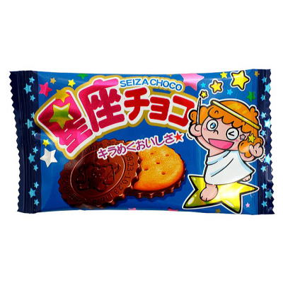 きらめくおいしさ☆☆☆ やおきんの星座チョコです！ サクサク軽いおいしさです。 ※ パッケージは予告なく変更になる場合がございます。あらかじめご了承ください。 ※モニターの発色の具合により、実際の商品と色が異なる場合がございます。 商品詳細 名称 準チョコレート 販売者 やおきん 東京都墨田区横川5-3-2 内容量 40枚 賞味期限 メーカー製造より約12ヶ月 ※実際にお届けする商品は、賞味期間は若干短くなりますのでご了承下さい。 ※未開封の賞味期限となります。開封後はお早目にお召し上がりください。 原材料 小麦粉、砂糖、植物油脂、ココアパウダー、脱脂粉乳、ホエイパウダー、カカオマス、ヘーゼルシロップ、全粉乳、食塩、グルコースパウダー、膨張剤、香料、乳化剤(大豆由来)、酵素 保存方法 直射日光、高温多湿はお避けください。 JANコード 4903013248383 ※通常配送便をご利用いただいた場合、溶けた場合の責任は負いかねます。 ご心配なお客様はクール便（別料金）をご利用くださいませ。