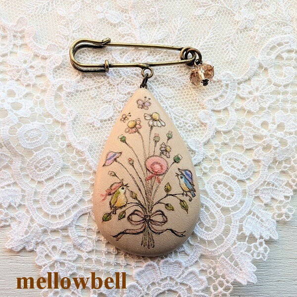 Rakuten - 《メール便OK》【mellowbell　65】小鳥とデイジーの帽子/ドロップ型 木製 焼絵のブローチ【RCP】【小鳥 ウッドバーニング アクセサリー ハンドメイド 日本製】