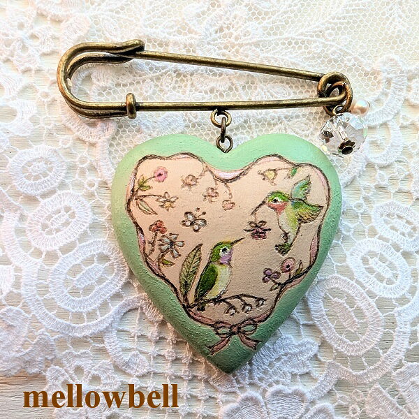 《メール便OK》【mellowbell 65】ハチドリの贈り物/ハート型 木製 焼絵のブローチ【RCP】【小鳥 青い鳥 ウッドバーニング アクセサリー ハンドメイド 日本製】