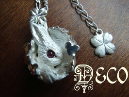【DECO】クローバーに囲まれた白ウサギのシルバーペンダント/天然ルビー入り102