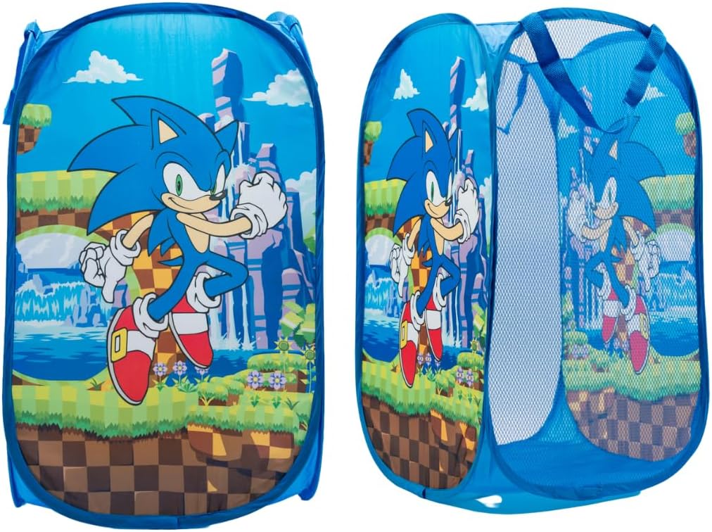 お子様の片付けや洗濯を楽しくサポートするポップアップ式ランドリーバスケット。ソニックのダイナミックなデザインが空間にアクセントを加えながら、衣類やおもちゃの収納を手軽に行えます。軽量で持ち運びやすく、使わないときは折りたたんでコンパクトに収納できる実用的なアイテムです。 ■ 世界観・コンセプト ゲームシーンをモチーフにしたソニックのデザイン。スピード感と冒険を感じさせるグラフィックが、お子様の空間に楽しさと活気をプラスします。 ■ 製品概要（内容物） ・ポップアップ式ランドリーバスケット本体 ■ 構造・素材・使い方 ・ポップアップ式で簡単に展開可能 ・使用しないときは折りたたんでコンパクトに収納可能 ・ポリエステルメッシュ（2面）とナイロン素材（2面）を使用 ・補強された持ち手付きで持ち運びしやすい ・軽量で移動しやすい設計 ・空の状態でも自立可能 ・通気性のあるメッシュ構造で湿気や臭いを逃がしやすい ・部分的な汚れは洗浄可能 ■ デザイン・ディテール ・ソニックのキャラクターデザイン ・ゲームシーンをイメージしたダイナミックなグラフィック ・カラフルで存在感のあるデザイン ■ サイズ・仕様 ・約36.5cm × 36.5cm × 58.5cm ■ 使い方・活用シーン ・洗濯物や衣類の収納に ・おもちゃや本の整理に ・子供部屋やプレイルームの収納として ・学校や保育園での収納用途に ・旅行やキャンプ時の収納として ■ おすすめポイント ・ソニックのデザインで楽しく収納 ・ポップアップ式で簡単設置 ・軽量で持ち運びしやすい ・通気性のあるメッシュ構造 ・折りたたみ可能で省スペース収納 ■ ギフト・おすすめ用途 ・誕生日プレゼント ・クリスマスギフト ・入園・進級祝い ・子供部屋の収納アイテム ※インポート商品（必ずご確認ください） ・外装に傷や破れなど、輸送上の傷みが生じる場合がありますので、プレゼントには不向きな場合があります。 ・万が一、内容品の損傷や不具合があった場合は、当店までお問い合わせください。 ・モデルチェンジなどにより、デザインや内容品に変更が生じる場合があります。 ・輸入品のため、取扱説明書などが日本語でない場合があります。 ・本商品は、商品ページに記載の対象者・使用条件を想定して設計されています。安全のため、必ず記載内容を確認のうえ、正しい用途でご使用ください。