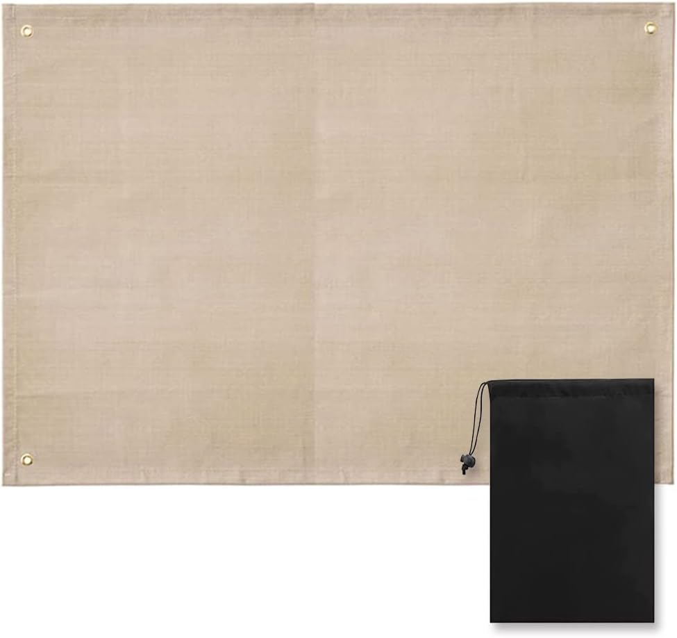 【第二世代の焚き火シート】技術のアップグレードで、熱伝導率の低さに秀でたグラスファイバー織物を採用しており、作業耐熱温度700℃、瞬間使用温度1300℃の高熱にも耐えられる安心仕様となります。しっかりと厚みのある丈夫な生地で、焚き火シートは熱や火の粉の影響を受けず、長期間ご利用いただけます。 【チクチクしません】高温熱処理を施した特殊加工でグラスファイバー特有のチクチクとした刺激を感じません。スパッタシートの表面がより滑らかで素手で触っても大丈夫です。いつでも快適にご使用いただけます。（念のためお肌の敏感な方は、手袋などの着用をおススメ致します。） 【地面をガードする】焚き火台シートは、直径8μmのグラスファイバーを使用し、通常のたきびシートよりも耐火性と空気密度が高くなっています。熱や火の粉などによる地面へのダメージを軽減し、延焼を防止する役割を果たします。また、環境に配慮したキャンプができるため、アウトドア愛好家の皆様におすすめです。 【丈夫で便利なハトメ】シートが折り重なった四隅にハトメをしっかりとカシメた頑丈な設計となっており、ハトメが外れる心配はありません。強風の日でも、ペグを使って焚き火台シートを地面に固定することで、風などによる舞い上がりを防ぎ、安全にご使用いただけます。（ペグは別売りです。） 【多様な使用シーン】柔らかい生地で折り畳んでコンパクトになるので、軽くて持ち運びが便利です。バーベキュー、キャンプ、ビーチ、キッチン、溶接作業などの多様なシーンでお使いいただけます。また、緊急用の消防や断熱などの用途にも役立ちます。是非、アウトドアライフに欠かせないアイテムとしてお役立てください。