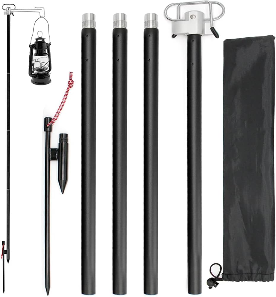 【軽量、持ち運びが便利です】ランタンスタンドはコンパクトで軽量で、収納袋に入れて簡単に収納できます。ランタンポール収納後の長さは45cm、重さは0.55kg、ポール径約1.6cm。ソロキャンプの際にも持ち運びが容易です。耐荷重は約3kg。ほとんどのキャンプライト（イルランタン、ハリケーンランプ、灯油ランタン、LEDランタン）の重量は約0.5kg~2kgなので、使用に適しています！(注：製品はランタンスタンドであり、キャンプライトは含まれません) 【安定性は良い、使いやすい】ペグ全長は25cmで、二重ペグ構造の設計により、地面に打ち込まれた後の不安定さを軽減できます。 ペグヘッド部分は、地面に打ち込まれたときのペグの変形の可能性を減らすために補強されています。（打ち込時にゴムハンマーを使用すると、ペグをよりよく保護できます）。市販のランタンポールとは異なり、直径1.6cmのポールを使用しています、ネジ式の連結でしっかりとした造り、安定性に優れています。 【収納式ダブルハンガー】トップのランタンフックはポール内に収納されるのでかさばらず、使用時には引き出すだけのお手軽さながら、がっちりとランタンを受け止める。2箇所にフックがあるので、ランタン2つやその他使い道があります。 【4段階で長さ調節が可能】4段階変更可能な連結式のポール! 約40cm・80cm・120cm・最大160cm。ランタンが重い場合は、安定性のために高さを適切に調整できます。地上で使用する場合、打ち込み後の高さは165cmです。これが最適な高さです、だいたい胸の位置になります。