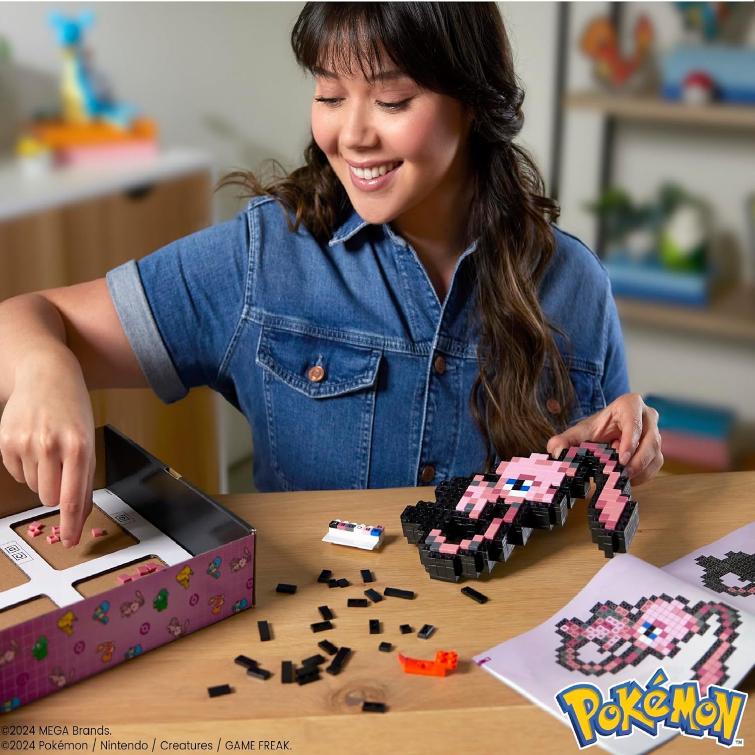 AOITRADE楽天市場店のメガポケモン ミュウ レトロピクセルアート 組み立てフィギュア｜434ピース 壁掛け対応 高さ15cm コレクター向け HWR80 ごっこ遊び ままごと おもちゃ 誕生日 クリスマス 女の子 男の子【並行輸入品】MEGA Pokemon Mew 434 Piece Building Set｜アングル2