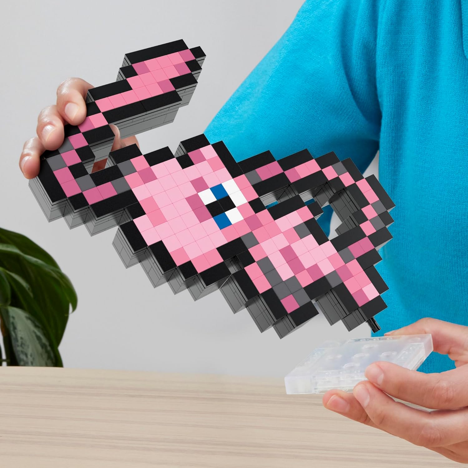 AOITRADE楽天市場店のメガポケモン ミュウ レトロピクセルアート 組み立てフィギュア｜434ピース 壁掛け対応 高さ15cm コレクター向け HWR80 ごっこ遊び ままごと おもちゃ 誕生日 クリスマス 女の子 男の子【並行輸入品】MEGA Pokemon Mew 434 Piece Building Set｜アングル3