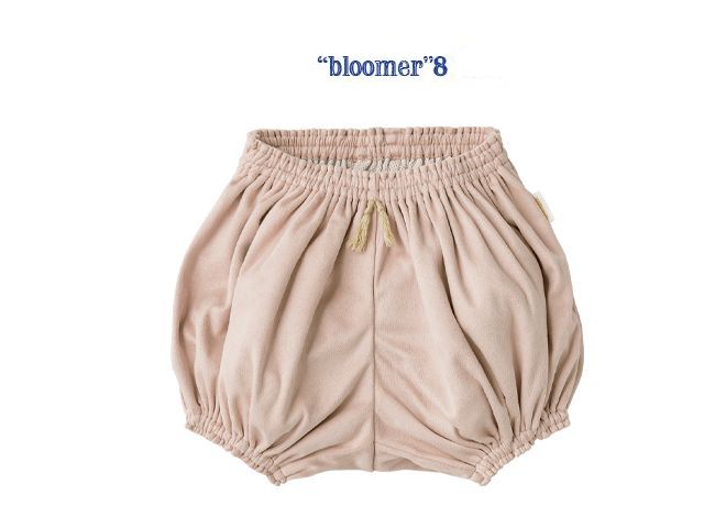 MARLMARL【マールマール】bloomers8〈iris pink(ベージュ系)〉/bloomers7〈iris white〉 おすわりやはいはい、元気に動きまわる赤ちゃんにぴったりのブルマに冬素材のアイリス2色が仲間入り。 毛足が長くフォーマルな印象のフェイクスウェードで、丸洗いが可能。 メッシュの裏地付きで、軽量でありながらやわらかなまんまるフォルムをかなえました。 iris pink(ベージュ系)、iris whiteは赤ちゃんを天使のようによりかわいく見せてくれます。 記念撮影の衣装に、デイリーにと活躍してくれるアイテム。 プレゼントにもおすすめです。 ※　iris pink　は、ベージュ系の色合いに仕様変更で、男の子にも来ていただけます。 モデル 10か月、73cm、1歳4か月、80cm 【素材】 表生地:ポリエステル100% 裏生地:ポリエステル100% ※洗濯機不可・手洗いのみ ※洗濯の際は柔軟剤をご使用ください。 ※タンブラー乾燥はお避けください。 ※ドライクリーニング不可 【サイズ】 総丈:27cm ウエスト:約23cm 推奨年齢:0歳〜3歳まで ※一般的なブルマよりも長めのつくりになっています。 MARLMARL【マールマール】 マールマールでは、出産祝いはもちろん、こどもたちの特別なシーンに寄り添う、さまざまなアイテムをご用意。 まあるい形のよだれかけやお洋服のようなお食事エプロン、ふんわりシルエットのブルマ。 かわいいだけでなく、ベビーにもママにも便利でやさしい機能をあわせ持つアイテムがそろっています。MARLMARL【マールマール】bloomers8〈iris pink(ベージュ系)〉/bloomers7〈iris white〉 おすわりやはいはい、元気に動きまわる赤ちゃんにぴったりのブルマに冬素材のアイリス2色が仲間入り。 毛足が長くフォーマルな印象のフェイクスウェードで、丸洗いが可能。 メッシュの裏地付きで、軽量でありながらやわらかなまんまるフォルムをかなえました。 iris pink(ベージュ系)、iris whiteは赤ちゃんを天使のようによりかわいく見せてくれます。 記念撮影の衣装に、デイリーにと活躍してくれるアイテム。 プレゼントにもおすすめです。 ※　iris pink　は、ベージュ系の色合いに仕様変更で、男の子にも来ていただけます。 モデル 10か月、73cm、1歳4か月、80cm 【素材】 表生地:ポリエステル100% 裏生地:ポリエステル100% ※洗濯機不可・手洗いのみ ※洗濯の際は柔軟剤をご使用ください。 ※タンブラー乾燥はお避けください。 ※ドライクリーニング不可 【サイズ】 総丈:27cm ウエスト:約23cm 推奨年齢:0歳〜3歳まで ※一般的なブルマよりも長めのつくりになっています。 MARLMARL【マールマール】 マールマールでは、出産祝いはもちろん、こどもたちの特別なシーンに寄り添う、さまざまなアイテムをご用意。 まあるい形のよだれかけやお洋服のようなお食事エプロン、ふんわりシルエットのブルマ。 かわいいだけでなく、ベビーにもママにも便利でやさしい機能をあわせ持つアイテムがそろっています。