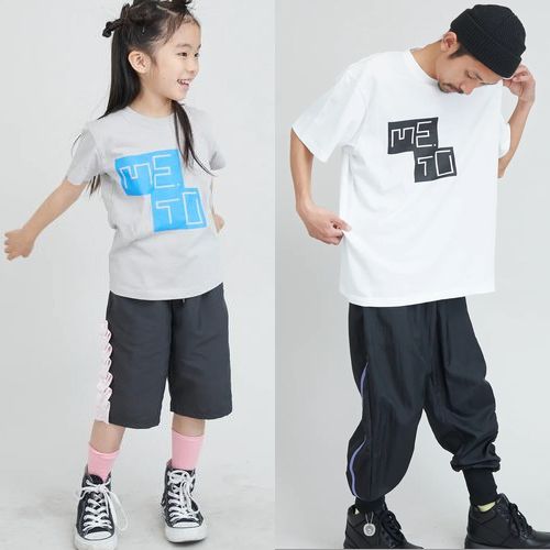 ME.TO【メト】 001meatl1　001meatl2 ME.TO半袖Tシャツ キッズから大人まで着やすいME.TOロゴアレンジデザインのTシャツです ゆったりとした身幅でバランスのよい旬のシルエットに印象的なプリント。 様々なスタイリングにピタッとはまるのが想像できる1着です。 生地はコットン100％素材のほどよい厚みがある天竺で、肌触りがよく着心地抜群◎ スカートにもパンツにも、ストンと着るだけでスタイリングが決まるので、コーデに悩んだ日や忙しい日にも重宝する1枚です。 女の子はオーバーサイズをワンピースとして着るのもオススメです！ ■color white gray ■size SS(90-100cm前後) S(110-120cm前後) M(130-140cm前後) ■material 綿 100% 〈ME.TO（メト）〉 We are artists！ アーティストと創るアーティストの服。 わたしたちは生まれながらに自分を表現するアーティスト。 自由に、クリエイティブに、そしてハッピーに生きる。「ワタシ」の時間のOwn style playwear！ME.TO【メト】 001meatl1　001meatl2 ME.TO半袖Tシャツ キッズから大人まで着やすいME.TOロゴアレンジデザインのTシャツです ゆったりとした身幅でバランスのよい旬のシルエットに印象的なプリント。 様々なスタイリングにピタッとはまるのが想像できる1着です。 生地はコットン100％素材のほどよい厚みがある天竺で、肌触りがよく着心地抜群◎ スカートにもパンツにも、ストンと着るだけでスタイリングが決まるので、コーデに悩んだ日や忙しい日にも重宝する1枚です。 女の子はオーバーサイズをワンピースとして着るのもオススメです！ ■color white gray ■size SS(90-100cm前後) S(110-120cm前後) M(130-140cm前後) ■material 綿 100% 〈ME.TO（メト）〉 We are artists！ アーティストと創るアーティストの服。 わたしたちは生まれながらに自分を表現するアーティスト。 自由に、クリエイティブに、そしてハッピーに生きる。「ワタシ」の時間のOwn style playwear！