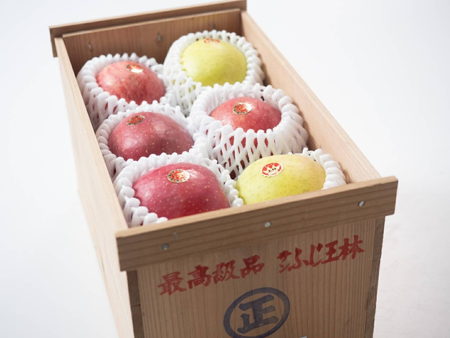 青森県南部町産 最高級りんご　R(ロイヤル)4Kg（12個入り）レトロ風木箱入り（さんふじ/王林/ぐんま名月ミックス）［予約販売：11月20日以降発送］【（株）誠果園】