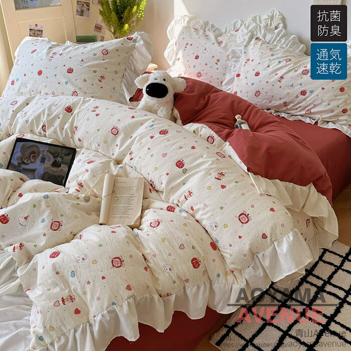 商品詳細 特徴 この布団カバーセットは、エレガントでフェミニンなデザインが特徴です。フリル付きで、寝室を華やかに演出します。超柔らかい素材を使用し、肌に優しいため、快適な眠りを提供します。防ダニ加工が施されており、清潔さを保ちます。さらに、通気性が良く、オールシーズン快適に使用できます。水洗い加工により、お手入れも簡単です。シングル、セミダブル、ダブルのサイズ展開で、さまざまなベッドに対応します。 北欧風のデザインがおしゃれでかわいいこの布団カバーセットは、どんなお部屋にもぴったり合い、毎日の生活に彩りを加えるアイテムです。快適な睡眠と共に、お部屋の印象もガラリと変わることでしょう。 【セット内容と仕様】：掛け布団カバー（布団留めひ付き）、シーツ、枕カバー ❤【優れた通気性】：通気性と吸放湿性優れて、夏の場合は、汗をかいても素早く湿気を吸い取り、発散してくれるのでいつでもサラサラとした肌触りです。冬の時、カバーの繊維と繊維の間に暖かな空気をためてくれるので、保温性が高く、暖かな状態を保ってくれます。 ❤【洗濯機で、丸洗いOK】：洗濯機を使用すること、手洗いことで清潔できます。それに干しやすので、いつでも清潔清潔に保ってくれます。とても簡単で、時間と精力をすごく節約することができます。 ❤【優しい肌触り】生地よさを重視した柔らかなピーチスキン加工を施し、軽くてなめらかな肌ざわりを愉しみながら心地よくお休みいただける布団カバーです。ポリエステル100％、高品質活性染料も採用し、色落ちにくいです。綿素材と比べてシワになりにくく、アイロンいらずで扱いやすいから、お手入れもラクラク！ 素材 ポリエステル サイズ Type A フラットシーツタイプ シングル 掛け布団カバー：150cmX200cm　フラットシーツ：200cmX230cm　枕カバー：45cmX74cmX1枚 セミダブル 掛け布団カバー：180cmX220cm　フラットシーツ：230cmX245cm　枕カバー：45cmX74cmX2枚 ダブル 掛け布団カバー：200cmX230cm　フラットシーツ：230cmX245cm　枕カバー：45cmX74cmX2枚 Type B ボックスシーツタイプ シングル 掛け布団カバー：150cmX200cm　ボックスシーツ：120cmX200cm　枕カバー：45cmX74cmX1枚 セミダブル 掛け布団カバー：180cmX220cm　ボックスシーツ：150cmX200cm　枕カバー：45cmX74cmX2枚 ダブル 掛け布団カバー：200cmX230cm　ボックスシーツ：180cmX200cm　枕カバー：45cmX74cmX2枚 原産国 中国製 ご注意点 ●実寸はメジャー採寸の為、若干の誤差が生じる場合があります。 ●色合いはモニター環境により若干の誤差が出ます。 ●海外製品のため、詳細タグなし。 ●本製品は生産過程におきまして、生地を織る際の糸の継ぎ目や多少のほつれが生じることがありまが、品質上は問題ありません。また、生地の織りに他繊維が混紡している場合もございます。