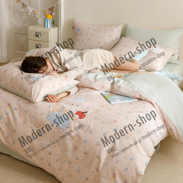 商品詳細 特徴 かわいいネコや犬、くまの柄がいっぱいの布団カバーセットで、寝室をもっと楽しくしませんか？このシングルサイズの3点セットは、掛け布団カバー、シーツカバー、敷布団カバーが含まれており、綿素材で通気性と吸湿性が抜群です。 素材 綿 サイズ Type A フラットシーツタイプ シングル 掛け布団カバー：150cmX200cm　フラットシーツ：180cmX230cm　枕カバー：48cmX74cmX1枚 ダブル 掛け布団カバー：200cmX230cm　フラットシーツ：230cmX250cm　枕カバー：48cmX74cmX2枚 Type B ボックスシーツタイプ シングル 掛け布団カバー：150cmX200cm　ボックスシーツ：120cmX200cm　枕カバー：48cmX74cmX1枚 ダブル 掛け布団カバー：200cmX230cm　ボックスシーツ：180cmX200cm　枕カバー：48cmX74cmX2枚 HOTワード 布団カバー 掛け布団カバー4点セット 3点セット 綿 綿100％ 超長綿 サテン 子供部屋 インテリア雑貨 モノトーン シンプル 天然素材 ナチュラル ダニ 防ダニ ダニ通過ゼロ 高密度 速乾 掛けカバー 布団カバー カバーリング 寝具 工場直送 メイドインジャパン 国産 国内製 肌掛け布団用 安眠 快眠 高品質 熟睡 睡眠 肌触りシルキータッチ 贅沢 ホテル仕様 高級ホテル ホテルタイプ ホテルスタイル さらさら ぬくぬく ひんやり あたたかい 涼感 やわらかい ソフト 冷感 安心 安全 テーラーメイド 眠り ふっくら 別注 オーダーメイド アレルギー 旅館 民泊 薬剤不使用 ラグジュアリー エレガント おしゃれ シンプル 無地 ホワイト 白 パールホワイト ベージュ ゴールドベージュ ブルー 水色 ロイヤルブルー グレー 灰色 ムーンストーングレー ブラウン 茶色 ショコラブラウン ピンク 桃色 グレイッシュピンク ブラック 黒 ブリリアントブラック 北欧 オールシーズン 洗濯可 丸洗い 高級 シンプル 洗える 衛生的 柔らかい きれいめ カバー ベーシック 季節 シーツカバー カバーシーツ シングルロング 春 夏 秋 冬 品質 洗える プレミアム コーデ ナチュラル インテリア ファブリック オーダー 新生活 引っ越し 春夏用 秋冬用 お祝い ギフト 新築 一人暮らし 寮生活 父の日 母の日 敬老の日 デザイン コーディネート 生活用品 お返し 内祝い お礼 出産 プレゼント 結婚祝い シンプル 定番商品 ギフト人気 訳あり アウトレット セール 送料無料 オススメ おすすめ オンラインショップ 原産国 中国製 ご注意点 ●実寸はメジャー採寸の為、若干の誤差が生じる場合があります。 ●色合いはモニター環境により若干の誤差が出ます。 ●海外製品のため、詳細タグなし。 ●本製品は生産過程におきまして、生地を織る際の糸の継ぎ目や多少のほつれが生じることがありまが、品質上は問題ありません。また、生地の織りに他繊維が混紡している場合もございます。