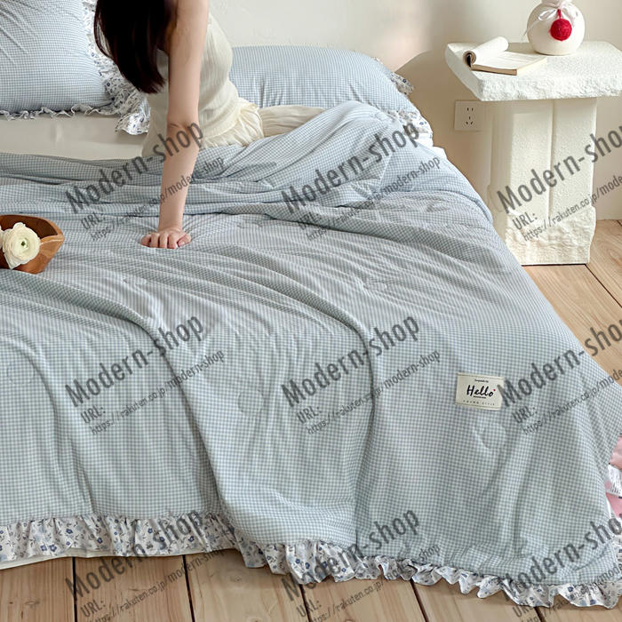 商品詳細 特徴 この夏、快適な眠りをお届けする「夏用掛け布団」は、可愛いチェックと花柄のデザインが魅力です。フリルがアクセントになり、おしゃれな寝室を演出します。接触冷感素材でひんやりとした肌触りが心地よく、暑い夜も快適に過ごせます。 素材 ポリエステル サイズ 布団：200cmX230cm HOTワード 掛け布団 1点セット 綿 綿100％ 超長綿 サテン 子供部屋 インテリア雑貨 モノトーン シンプル 天然素材 ナチュラル ダニ 防ダニ ダニ通過ゼロ 高密度 速乾 掛けカバー 布団カバー カバーリング 寝具 工場直送 メイドインジャパン 国産 国内製 肌掛け布団用 安眠 快眠 高品質 熟睡 睡眠 肌触りシルキータッチ 贅沢 ホテル仕様 高級ホテル ホテルタイプ ホテルスタイル さらさら ぬくぬく ひんやり あたたかい 涼感 やわらかい ソフト 冷感 安心 安全 テーラーメイド 眠り ふっくら 別注 オーダーメイド アレルギー 旅館 民泊 薬剤不使用 ラグジュアリー エレガント おしゃれ シンプル 無地 ホワイト 白 パールホワイト ベージュ ゴールドベージュ ブルー 水色 ロイヤルブルー グレー 灰色 ムーンストーングレー ブラウン 茶色 ショコラブラウン ピンク 桃色 グレイッシュピンク ブラック 黒 ブリリアントブラック 北欧 オールシーズン 洗濯可 丸洗い 高級 シンプル 洗える 衛生的 柔らかい きれいめ カバー ベーシック 季節 シーツカバー カバーシーツ シングルロング 春 夏 秋 冬 品質 洗える プレミアム コーデ ナチュラル インテリア ファブリック オーダー 新生活 引っ越し 春夏用 秋冬用 お祝い ギフト 新築 一人暮らし 寮生活 父の日 母の日 敬老の日 デザイン コーディネート 生活用品 お返し 内祝い お礼 出産 プレゼント 結婚祝い シンプル 定番商品 ギフト人気 訳あり アウトレット セール 送料無料 オススメ おすすめ オンラインショップ 原産国 中国製 ご注意点 ●実寸はメジャー採寸の為、若干の誤差が生じる場合があります。 ●色合いはモニター環境により若干の誤差が出ます。 ●海外製品のため、詳細タグなし。 ●本製品は生産過程におきまして、生地を織る際の糸の継ぎ目や多少のほつれが生じることがありまが、品質上は問題ありません。また、生地の織りに他繊維が混紡している場合もございます。