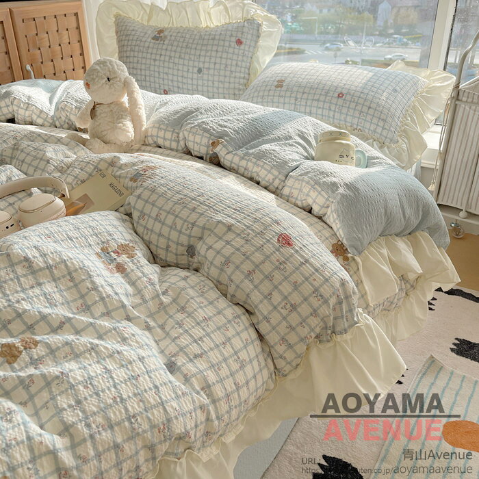 商品詳細 特徴 布団カバーセットは、シングルからダブルまで対応し、フリル付きのかわいい花柄デザインが特徴です。シアサッカー素材を使用しており、通気性と吸湿性に優れ、速乾性も兼ね備えています。防ダニ加工が施されており、安心して使用できます。北欧風のデザインは、韓国スタイルの可愛らしさを取り入れ、新生活を彩ります。四季を通じて快適に使用できるこのセットは、寝室をおしゃれに演出します。 北欧風のデザインがおしゃれでかわいいこの布団カバーセットは、どんなお部屋にもぴったり合い、毎日の生活に彩りを加えるアイテムです。快適な睡眠と共に、お部屋の印象もガラリと変わることでしょう。 【セット内容と仕様】：掛け布団カバー（布団留めひ付き）、シーツ、枕カバー ?【優れた通気性】：通気性と吸放湿性優れて、夏の場合は、汗をかいても素早く湿気を吸い取り、発散してくれるのでいつでもサラサラとした肌触りです。冬の時、カバーの繊維と繊維の間に暖かな空気をためてくれるので、保温性が高く、暖かな状態を保ってくれます。 ?【洗濯機で、丸洗いOK】：洗濯機を使用すること、手洗いことで清潔できます。それに干しやすので、いつでも清潔清潔に保ってくれます。とても簡単で、時間と精力をすごく節約することができます。 ?【優しい肌触り】生地よさを重視した柔らかなピーチスキン加工を施し、軽くてなめらかな肌ざわりを愉しみながら心地よくお休みいただける布団カバーです。ポリエステル100％、高品質活性染料も採用し、色落ちにくいです。綿素材と比べてシワになりにくく、アイロンいらずで扱いやすいから、お手入れもラクラク！ 素材 ポリエステル サイズ Type A フラットシーツタイプ シングル 掛け布団カバー：150cmX200cm　フラットシーツ：180cmX230cm　枕カバー：45cmX74cmX1枚 セミダブル 掛け布団カバー：180cmX220cm　フラットシーツ：230cmX250cm　枕カバー：45cmX74cmX2枚 ダブル 掛け布団カバー：200cmX230cm　フラットシーツ：230cmX250cm　枕カバー：45cmX74cmX2枚 Type B ボックスシーツタイプ シングル 掛け布団カバー：150cmX200cm　ボックスシーツ：120cmX200cm　枕カバー：45cmX74cmX1枚 セミダブル 掛け布団カバー：180cmX220cm　ボックスシーツ：150cmX200cm　枕カバー：45cmX74cmX2枚 ダブル 掛け布団カバー：200cmX230cm　ボックスシーツ：180cmX200cm　枕カバー：45cmX74cmX2枚 原産国 中国製 ご注意点 ●実寸はメジャー採寸の為、若干の誤差が生じる場合があります。 ●色合いはモニター環境により若干の誤差が出ます。 ●海外製品のため、詳細タグなし。 ●本製品は生産過程におきまして、生地を織る際の糸の継ぎ目や多少のほつれが生じることがありまが、品質上は問題ありません。また、生地の織りに他繊維が混紡している場合もございます。