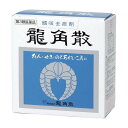 ※商品リニューアル等によりパッケージデザイン及び容量は予告なく変更されることがあります ■ 水なしで服用する微粉末生薬製剤です。 微粉末生薬成分が喉粘膜に直接作用してせき、たん、のどの炎症による声がれ・のどの痛みに効果を発揮します。 ■ 眠くなる成分未配合です。 効能・効果 せき、たん、のどの炎症による声がれ・のどのあれ・のどの不快感・のどの痛み・のどのはれ 成分 1.8g（大人1日量）中 キキョウ末 70mg キョウニン末 5.0mg セネガ末 3.0mg カンゾウ末 50mg 添加物 ： 炭酸Ca、リン酸水素Ca、炭酸Mg、安息香酸、香料 用法・用量 次の量を添付のサジ（1杯0.3g）で服用してください。 龍角散は直接のどの粘膜に作用して、効果をあらわす薬です。必ず水なしで服用してください。 年齢 1回量 1日服用回数 大人（15歳以上） 1杯 3〜6回 11歳以上15歳未満 2/3杯 3〜6回 8歳以上11歳未満 1/2杯 3〜6回 5歳以上8歳未満 1/3杯 3〜6回 3歳以上5歳未満 1/4杯 3〜6回 1歳以上3歳未満 1/5杯 3〜6回 3ヵ月以上1歳未満 1/10杯 3〜6回 3ヵ月未満 服用しないこと 服用方法 サジを中ブタから切り離す 中ブタを開けて。 サジに山盛りに盛って。 舌の上に薬をおき、ゆっくり溶かすようにしながら喉の方に運んでください。 容量 43g ご注意 使用上の注意 相談すること 次の人は服用前に医師、薬剤師又は登録販売者に相談してください 医師の治療を受けている人。 薬などによりアレルギー症状を起こしたことがある人。 高熱の症状のある人。 服用後、次の症状があらわれた場合は副作用の可能性があるので、直ちに服用を中止し、この説明文書を持って医師、薬剤師又は登録販売者に相談してください 皮膚：発疹・発赤、かゆみ 消化器：吐き気・嘔吐、食欲不振 精神神経系：めまい 5〜6日服用しても症状がよくならない場合は服用を中止し、この説明文書を持って医師、薬剤師又は登録販売者に相談してください 用法・用量に関する注意 用法・用量を厳守してください。 小児に服用させる場合には、保護者の指導監督のもとに服用させてください。 2歳未満の乳幼児には、医師の診察を受けさせることを優先し、やむを得ない場合にのみ服用させてください。 保管及び取扱い上の注意 使用後は、容器を必ず中ブタで密栓した上で、外ブタで封をしてください（湿気等で品質が変わることがあります）。 直射日光の当たらない湿気の少ない涼しい所に密栓して保管してください。 小児の手の届かない所に保管してください。 他の容器に入れ替えないでください(誤用の原因になったり品質が変わることがあります)。 使用期限を過ぎた製品は服用しないでください。 製造発売元 株式会社龍角散 東京都千代田区東神田2-5-12 03-3866-1326 製造国 日本 使用期限 使用期限が180日以上あるものをお送りします 商品区分 第3類医薬品 広告文責 有限会社　永井(072-960-1414・090-8657-5539)