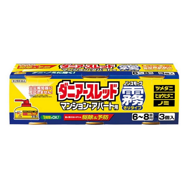 ※商品リニューアル等によりパッケージデザイン及び容量は予告なく変更されることがあります ■ アレルギーの原因となるダニやノミを退治！ 有効成分アミドフルメト・フェノトリン・メトキサジアゾンのトリプル処方で、あらゆる室内に生息するダニに効きます。また、カーペットの奥や、畳の合わせ 目など、今まで届きにくかったところまで薬剤が浸透して、ダニ・ノミを駆除します。ダニのフンや死骸もアレルゲンのひとつです。処理後は掃除機でのお掃除 をオススメします。 ■ 噴射口を複数にした三方広角ノズル採用！フロア部に多く生息する、ダニ・ノミのために開発された三方広角ノズルを採用。ダニ・ノミの成虫だけではなく、卵、幼虫、サナギにも優れた効果を発揮します。ダニのフンや死骸もアレルゲンのひとつです。処理後は掃除機でのお掃除をオススメします。 ■ 煙が出ないタイプ！煙が出ないので、お隣が気になるマンションやアパートにお住まいの方にオススメです。 効果・効能 屋内塵性ダニ類の増殖抑制及び駆除、イエダニ、ノミ、ハエ成虫、蚊成虫の駆除 成分 66.7mLあたり フェノトリン（ピレスロイド系）0.83g、メトキサジアゾン（オキサジアゾール系）0.13g、アミドフルメト（トリフルオロメタンスルホンアミド系）0.32g/66.7mL缶 内容 66.7ml缶×3個 ご使用方法 （1）あらかじめ準備していただくこと 部屋を閉めきり、戸棚、引出し、押し入れなど害虫のかくれ場所になるところを開放してください。 小鳥などのペット類、観賞植物は換気するまで部屋の外に出してください。また、観賞魚や観賞エビはエアーポンプを止めて完全密閉（水槽に覆いをして、ガムテープなどで密閉する）にして使用するか、換気するまで部屋の外に出してください。 パソコン、ワープロ、テレビ（液晶・プラズマ）、ゲーム機器、オーディオ、ビデオ製品などの精密機器にはカバーをかけ、テープ、ディスクなどは箱に収納してください。 飲食物、食器、子供のおもちゃ、飼料、衣類、美術品、仏壇仏具などは直接薬剤がかからないように、ポリ袋に入れるか、新聞紙で覆うなどしてください。 ガス漏れ警報器はポリ袋などで覆いをしてください。 火災報知器（煙を感知するタイプ）は、直接霧があたらない位置で使用してください。霧が直接あたると火災報知器が作動することがあります。 ガス湯沸器や内釜式浴槽の種火、ヒーターなどの火元がないことを必ず確認してください。 ※ ご注意 ※・大型コンピューターのある部屋では使用しないでください。 ・移動できない水槽のある部屋では、エアーポンプを止めて水槽を密閉し使用してください。 （2）噴射をはじめてください 本品を部屋の中央に置いてください（直接火災報知器に霧があたらない位置）。 ペダルは必ずつま先で踏んでください。 缶底に塗ってある透明樹脂はすべり止めです。はがさないでください。 カチッと音がして固定されるまでかかとを浮かし足の指で真上からゆっくりとペダルを踏むか、手で押して作動させてください。 薬剤が霧状になって噴射しはじめますので、直ちに部屋から出てください。 ●噴射時間　1缶の噴射時間 ※高温の場合は噴射時間が短くなります。 本品を噴射した後、1〜2時間部屋を閉めきった状態にしてください。また、この間、入室することは避けてください。 ご使用後 【ご使用のあとで 】 （1） 使用後は部屋をじゅうぶんに換気してください。 （2） ゴキブリやダニなどの虫の死骸を除去するという意味で、畳やじゅうたん、床などは、掃除機がけをしてください。 （3） 万一食器などに直接薬剤がかかった場合は水洗いをしてからご使用ください。 （4） 万一衣類やふとんに直接薬剤がかかった場合は、ブラッシングするか天日干しを行ってください。 （5） 警報器・報知器類は、処理後は必ず元の状態に戻してください。 （6） 使用後の缶は不燃物として捨ててください。 使用上の注意 【してはいけないこと】（守らないと副作用・事故が起こりやすくなります） ● アレルギー症状やかぶれなどを起こしやすい体質の人、病人、妊婦、子供は薬剤を吸い込んだり、触れたりしないでください。 ● 退出後、必ず1時間経過してから入室してください。換気のために入室するとき、薬剤を吸い込むと気分が悪くなったり、咳き込み、嘔吐したり、呼吸が苦しくなることがありますので、薬剤を吸い込まないようにしてください。 ● ペダルを踏むと同時に薬剤が噴射しますので、部屋の外に出てください。また、ペダルの真上に顔を近づけないでください。 ● 人に向かって噴射しないでください。また、薬剤を吸入しないでください。 ● 本品は可燃性ガスを使用していますので、火気には十分注意し、特にガス湯沸器や内釜式浴槽の種火、ヒーターなどは必ず消してガスの元栓は閉めてください。必ず火元がないことを確認してください。 ● 使用後は、部屋を十分に換気してから入室してください。 【相談すること】 ● 万一身体に異常が起きた場合は、直ちにこの文書を持って本品がピレスロイド系殺虫剤、オキサジアゾール系殺虫剤及びトリフルオロメタンスルホンアミド系殺虫剤の混合剤であることを医師に告げて、診療を受けてください。 ● 集合住宅などの集中管理方式のガス警報器の場合は、住宅管理者と相談の上使用してください。 【その他の注意】 ● 定められた使用方法、使用量を守ってください。 ● 使用に先立ち、部屋はできるだけ閉めきってください。 ● 皮膚、飲食物、食器、子供のおもちゃ、飼料、衣類などに薬剤がかからないようにしてください。 ● 小鳥などのペット類、観賞植物は換気するまで部屋の外に出してください。 ● 観賞魚や観賞エビはエアーポンプを止めて完全密閉（水槽に覆いをして、ガムテープなどで密閉する）にして使用するか、換気するまで部屋の外に出してください。 ● 故障の原因となるので、パソコン、ワープロ、テレビ（液晶・プラズマ）、ゲーム機器、オーディオ・ビデオ製品などの精密機器にはカバーをかけ、テープ、ディスクなどは箱に収納してください。（大型コンピュータのある部屋では使用しないでください。） ● 透明なプラスチック製品、家具、カーテンなどに直接薬剤がかかると変色やシミの原因となります。美術品、仏壇仏具、はく製なども薬剤がかからないようにしてください。 ● ガス漏れ警報器が噴射ガスに反応することがあるので、ポリ袋などで覆いをしてください。処理後は必ず覆いを取り除いてください。 ● 直接火災報知器に霧があたらない位置で使用してください。霧が直接あたると火災報知器（煙を感知するタイプ）が作動することがあります。 ● 本品は部屋の中央に置き（直接火災報知器に霧があたらない位置）、必ず立てた状態で使用してください。 ● 缶底に塗ってある透明樹脂はすべり止めです。はがさないでください。ペダルは必ずかかとを浮かし、足の指で踏むか、手で押してください。 ● 薬剤が皮膚についた場合は、石けんと水でよく洗ってください。また、目に入った場合は、直ちに水で洗い流してください。 ● 薬剤が食器などにかかった場合は、水でよく洗ってから使用してください。 ● 捨てるときは、火気のない屋外でペダルを踏み、噴射音が消えるまでガスを抜いてください。 ● 使用後は、小さな虫の死骸などをとり除くため軽く掃除機掛けなどを行ってください。 保管及び 取扱い注意 ● 直射日光や火気を避け、子供の手の届かない涼しいところに保管してください。 ● 缶のさびを防ぐため、水周りや湿気の多い場所に置かないでください。 ● 暖房機器（ファンヒーターなど）の周囲は、温度が上がり破裂する危険があるので置かないでください。 ※人体には使用しないこと 製造販売元 アース製薬株式会社 〒101-0048 東京都千代田区神田司町2-12-1 0120-81-6456 製造国 日本 使用期限 使用期限が180日以上あるものをお送りします 商品区分 第2類医薬品 広告文責 有限会社　永井(090-8657-5539,072-960-1414)