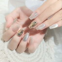 キャットアイ石を贅沢に使用した爽やかなアイスブルーのネイルアート、ストーンをあしらった完成品のネイルチップ