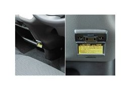 [ニッサン純正部品] 純正品番[B4440-89940/B4445-3XA0A] 適応車種：NISSAN（ニッサン）　NV350CARAVAN（NV350キャラバン） 対応型式：VR2E26 VW2E26 VW6E26 CW8E26 CS8E26 CS4E26 CW4E26 QR25DE YD25DDTi 対応年式：2018/7?現行 ■商品仕様：AC100V電源、最大出力100W。車内で小型電化製品を使用することができます。医療機器・電源周波数の切替えのある機器・精密なデータを処理する機器・起動時の消費電力の大きい機器・サイリスタ制御機器等は、使用しないでください。また、100W以下の電化製品でも、一部の携帯電話の充電器やゲーム機では、使用できない場合があります。（例：テレビ・ビデオ付テレビ・吸入器・時計・計測器・コンプレッサー式冷蔵庫・ポンプ・噴霧器・ACモーター式電動工具・調光器など）マルチアウトレットを使用しながら車両シガーライターや、シガーライタープラグからのカーアクセサリーへの電源の供給はしないでください。 ■適応グレード：標準幅車 ■純正品番＝B4440-89940/B4445-3XA0A