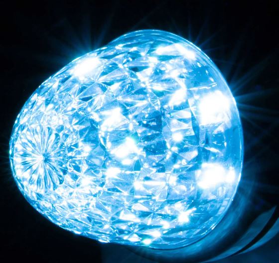 超高輝度LED。特殊なレンズ構造により鮮やかな拡散発光で路面まで明るく照射。耐光性試験に合格した変色しにくいレンズを使用。防塵防水IP67取得!ノイズ対策済み!!24V大型トラック～12V軽自動車まで対応!! ／材質(レンズ)アクリル、(ベース)PC、(リング)ABS・クロームメッキ ／定格電圧(V)24V/180mA、12V/320mA／寸法(mm)Φ88×高さ77 ／ねじピッチ(mm)約60 ／動作電圧DC10～36V ／寸法(高さH×幅W)(mm)77×80