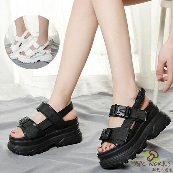 商品名：サンダル 素材: ゴム、ポリエステルなど カラー：ホワイト、ブラック 生産国：中国 セット内容：靴のみ サイズ：22.5cm〜25cm ※実寸は平置きサイズです。1-2CMの誤差やタグ表記と異なる場合はご了承ください。 ご了承いただきたいこと： ◆モニターにより色の見え方が実際の商品と多少異なることがございます。あらかじめご了承ください。 ◆洗濯の際は色落ちの可能性がありますので単品手洗いでお願いいたします。 ◆商品生地、色合い、装飾部品の色やデザインなど、生産時期によって、差異が生じます。そのため、同じ商品を複数点ご購入の場合、場合によって色、コサージュのデザイン等差異がでる場合がございます。ご了承ください。 ◆輸入商品について、ご存知の通り海外の工場での縫製は日本の工場と比べますと、縫製の見劣り・糸のほつれ、製造過程における小さなキズ、シミなどが見られる場合がございますが、不良品ではございません。出荷時にすべての商品を検品しておりますが、予め上記点ご了承下さい。 ◆ご購入前に、【サイズ】・【カラー】・【価格】・【数量】・【お客様情報】等、ご注文内容にお間違いがないか必ずご確認ください。