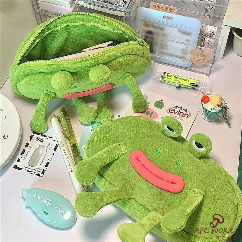 商品説明 商品内容 ペンケース 素材 ポリエステル 生産国 中国 サイズ フリーサイズ ※平置き採寸になります。実際のサイズとは誤差が出る場合がございますので、参考サイズとしてご覧ください。注意書き ※商品写真は、できる限り現品を再現するように画像処理などの補正を行っておりますが、ご利用のモニターや環境により差異が生じます。予めご了承ください。 ※画面保護フィルムの形状により本製品と併用できない場合がございます。 材質の特性上、折り曲げたり強い衝撃を与えますと破損する恐れがございます。着脱の際などお取扱いにご注意ください。 本製品ご使用における人体・スマートフォン本体を含む持ち物・データなどの損傷、破損に対し、弊社は一切の責任を負いかねます。 細部のデザイン等が予告なく変更になる場合がございます。 ※生地の特性上、多少ニオイがある場合がございますが、日陰干しで数日干していただくか、あるいは数回ご使用していただく間に、 ニオイは気にならなくなります。 ※上記の数値は、実測によるものです。多少の誤差はご容赦ください。 ※仕様は予告なく変更される場合があります。（ご使用に差し支えない程度）