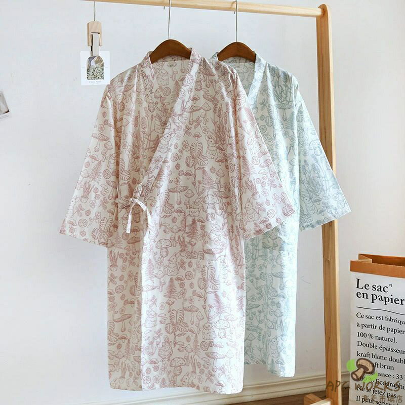 寝巻き レディース 浴衣 甚平 前開き 綿 和風 パジャマ 肌触りよい 吸汗吸湿 ゆったり 春 夏 秋 お風呂上り 女性 部屋着 旅館 婦人服 寝間着 キノコ柄 ルームウェア 家着 バスローブ ワンピース 化粧着 プレゼント 可愛い和風スタイルのレディースパジャマ！ "【素材構成】パジャマ＆ バスローブは天然コットン素材を使用し、二層生地素材で肌にやさしくやわらか！やわらかな肌触りと軽さが肌にストレスを与えず、優れた保温性と通気性、吸湿・吸水性が就寝中の衣服内の環境を快適な状態に保ちます。【前開きデザイン】前開き、着け脱ぐにも簡単！ゆったりとしたシルエットは介護、入院時の寝間着や部屋着としても最適。【細部】一つポケット付き、スマホやちょっとした小物などを収納できるのも嬉しいポイントです。ウエスト部分は紐で締めるタイプなのでお好みの締め具合に調整可能です。【適応場合】介護パジャマとしての機能性と和風の伝統美を融合。入院用パジャマレディースや紳士パジャマとしても活用可能、普段の寝巻き、ルームウェアとして、旅行等のお泊り用も役に立ちます、日常のルームウェアから病衣まで幅広くご使用いただけます。【シーン】しっかりした縫製で数次洗濯しても変形しない、夏は涼しい、春秋には着心地良い、オールシーズン着用可能。" 5