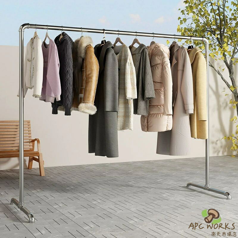 この商品について ●【厳選頑丈なされた素材】高強度ステンレス素材、防水・防錆、多層加工、錆びにくく、錆びたり壊れたりしにくく、強力な耐荷重能力を備えています。組み立てが簡単、バルコニーの隅のどこにでも設置でき、スペースを節約 ●【床置き寝室バルコニー物干し竿】 物干し台の干し部高さ160cmがあり、布団が地面につかず安心して干せます。物干し台 雨の日が続く、洗濯物の量が多いときにも大活躍。6人分の衣類や布団も干せる大容量。部屋が散らからず、屋内または屋外の乾燥に非常に適しています。 ●【風に強い丈夫で安定】T型物干し採用し、安定性がもっと良いです。自立する安定した構造で、約80-100kgの重量に耐えることができます。より広いベースプレートは、ぶら下がっても揺れずに安定します。しっかりで揺れにくく、干すのも安心です。 ●【大容量】物干しラック複数の洗濯物を干すのに十分な吊り下げスペースがあります。 衣類、下着、靴下など、さまざまな種類のものを同時に干すことができ、乾燥効率が高まります。簡単に組み立てるだけで、女性一人でも簡単です。使わないときはコンパクトに折りたためて、場所を取らず、隙間に収納可能。 ●【さまざまな屋内外の場所に適用】この格納式物干しラックは、屋内外、ホール、寝室、洗濯室、パティオ、バルコニーなどで使用できます。外に広げれば、より多くの洗濯物を日光にさらすことができます。