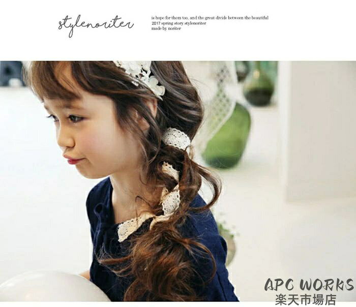 APC WORKS楽天市場店のキッズ フラワーレース カチューシャ 子供 子ども アクセサリー 女の子 リボン リングガール フラワーガール 花冠 ヘッドドレス ヘアバンド フォーマル 結婚式 発表会 卒園式 入園式 ピアノ かわいい お誕生日プレゼント メール便 送料無料｜アングル3