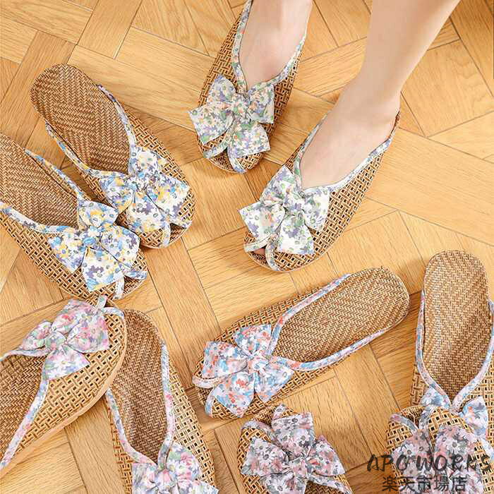 【商品説明】 サイズ（単位：cm） 女性用：22.5cm（35）-23.0cm（36） 23.5cm（37）-24.0cm（38） 24.5cm（39）-25.0cm（40） カラー 全5色（写真ご参考の程度） 素材 コットンリネン 特色：通気・吸汗・体や環境にやさしい セット内容 サンダル 商品特徴 さっさと履けて蒸れないスリッパ。 底面は滑りにくく水濡れに強く丈夫なEVA素材を使用し、 室内履きはもちろん、ベランダやお庭用のサンダルとしてもおススメ。 手洗いできるからいつでも清潔でキープできるのも嬉しいポイント。 湿気の多い季節や暑い夏に最適な麻サンダルです。 柔らかくてクッション性のソール、長時間履いても疲れにくい。 配送方法 メール便(代引き不可) 送料 ■全国一律1点で200円、2点以上の同時購入は送料無料になります。 ご注意事項 ◆ 商品写真はできる限り実物の色に近づけるよう加工しておりますが、お客様のお使いのモニター設定、お部屋の照明等により実際の商品と色味が異なる場合がございます。 ◆ 平置き計測となっておりますので、2〜3cmの誤差が生じる場合がございます。 ◆ プリント生地の商品については、生地の裁断・縫製方法により写真と同様の柄が出ない場合がございます。 ◆ 楽天から届く自動配信メールは【送料】や【割引】等が正しく計算されない場合があります。 後ほど当店からのメールにて改めて正しい合計金額をご連絡致します。 返品対応 返品・交換は原則としてお受けしておりません。 初期不良や弊社都合による著しい発送遅延などが発生した場合は、未使用の商品のみ到着日から7日以内にご連絡頂ければご返金・交換対応させて頂きます。
