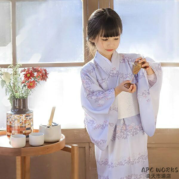 可愛いこども浴衣単品です。※モデル着用はイメージです。作り帯、小物等は付属いたしません。 バースデーや花火大会、お宮参り、夏祭り、初節句(ひな祭りや端午の節句)、などのいろんなシーンでの記念撮影に大活躍!★商品内容：浴衣1点（作り帯、小物等は付属いたしません） ★サイズ：90cm：適応身長90〜100cm前後100cm：適応身長100〜110cm前後110cm：適応身長110〜120cm前後120cm：適応身長120〜130cm前後130cm：適応身長130〜140cm前後140cm：適応身長140〜145cm前後 ★素材：ポリエステル ★生産国：中国 注意事項：※加工の過程上、若干の色ムラ、染め飛び等が見られる場合がございます、ご了承くださいませ。※生産の関係により写真と色、柄が若干異なる場合があります。【納期について】●ご入金を確認後5-7営業日に発送させていただきます。発送からお手元にお届けするまでさらに2〜3日程お時間がかかります、あらかじめご了承くださいませ。●納期日数はあくまでも参考です。所要時間は、商品内容と在庫状況により変更される場合がございますので予めご了承ください。日数に余裕を持ってご注文お願い致します。【商品説明】※モニターのご利用環境により実際の商品と色合いが異なって見える場合がございます。※沖縄・離島の場合は2200円の追加料金を頂戴いたします。【お店のお願い】★早急に対応する為、もし商品不良、破損、誤納品などがあった場合には必ずメールかお電話にてご連絡をお願い致します。★お客様にハッピーな買い物ができるように努めて参りますので、ご愛顧のほどよろしくお願い致します。---------------------------------------- メーカー希望小売価格はメーカーカタログに基づいて掲載しています