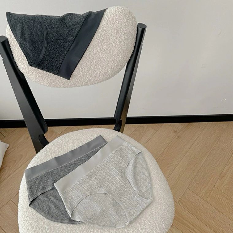 【2枚セット】 棉 ショーツ 肌フィット 7A抗菌 ビップアップ 吸い込まない 蒸れない フィット感 肌着 立体感 下着 パンツ レディース 伸縮性 無地 ・着用感にこだわった極上フィット 肌にとけこむフィット感。 5 商品情報商品詳細素材：棉95.1％、スパンデックス 4.9％　　　カラー：ブラック、ホワイト、ダークグレー、グレー、ライトグレー サイズ:F: 適用範囲　40kg〜55kgまでXL: 適用範囲 55kg〜65kgまで重さ：約140g/1枚point●通気性の良くサラッとした履き心地。●天然の抗菌素材を使用。(メーカーによる　7A抗菌基準値テストに合格済)●立体感がある設計、ビップアップ効果がある。●吸い込まないので長時間快適に着用できます。●同じサイズと同じカラーで2枚セット販売。注意事項等※　海外製は日本製に比べ縫製などが少々劣る場合がございます。また、元々タグや洗濯表示がないものがございますので、予めご了承くださいませ。※　ブラウザーやモニターによって色の見え方が異なる場合がございます。※　当社では他店舗でも販売しております為、在庫切れや、完売となってしまう場合がございます。 あらかじめご了承下さいませ。※　一部の商品は裏側部分に一部小さな外国語表記が入っております。予めご了承くださいませ。※　不良品以外の返品・交換は出来かねますので予めご了承願います。※出荷前に全て検品を行っておりますが、万が一商品に不具合があった場合は、お問い合わせフォームまたはメールよりご連絡いただければ、速やかに対応致しますので、ご安心ください。