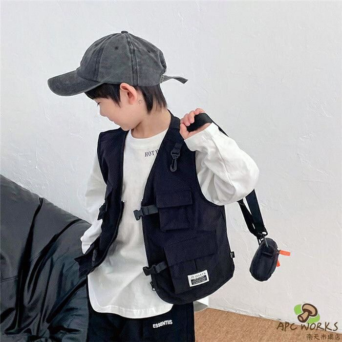 メーカー希望小売価格はメーカーカタログに基づいて掲載しています韓国風子供服 女の子 ベスト トップス キッズ ベスト 個性プリント オシャレ 女児用 ジャケット ノースリーブ ラペル ブルー 学生 通学 春秋 新作 子供ベスト おしゃれ 可愛い 上品 ナチュラル カジュアル 保育園 幼稚園 通学着 通園着 新作【素材】生地：ポリエステル注意事項:※ 平置き素人採寸ですので多少の誤差はご容赦下さい。※ モニタ環境によって、商品の色合いが多少違う場合があります。※ 少々匂いがありますが、置いたままで2-3日くらいになくなりますので、ご安心ください。※ 発送時も簡易梱包の為、お受け取り時にたたみ皺が有ると思いますが、ご了承ください。ベスト 子供服 前開き Vネック 子供用 キッズベスト ファスナー トップス おしゃれ シンプル 可愛い かわいい 男の子 女の子 男児 かっこいい 子ども服 こども服 子供の日 90 100 110 120 130 140 150 子供服 ベスト キッズ 女の子 ファスナー Vネックベスト 可愛い 軽量 使いやすい ベスト ユニセックス 春 秋 冬 カジュアル ダンス 普段着 韓国風子供服