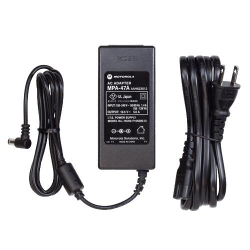 STANDARD MPA-47A 連結充電器用ACアダプタ CD-51連結充電器に使用する専用ACアダプタ STANDARD MPA-47Aは、連結充電器 CD-51 と組み合わせて使用するACアダプタです。 複数台の無線機をまとめて充電する連結充電システムを構成する際に使用します。 CD-51と組み合わせてご使用ください。 MPA-47Aは、従来のPA-47Aに相当する製品です。 PA-47Aからの交換や、連結充電システムの追加用としてもご使用いただけます。 STANDARD MPA-47A 連結充電器用ACアダプタ 対応連結充電器： CD-51 ※連結充電器CD-51は別売です。