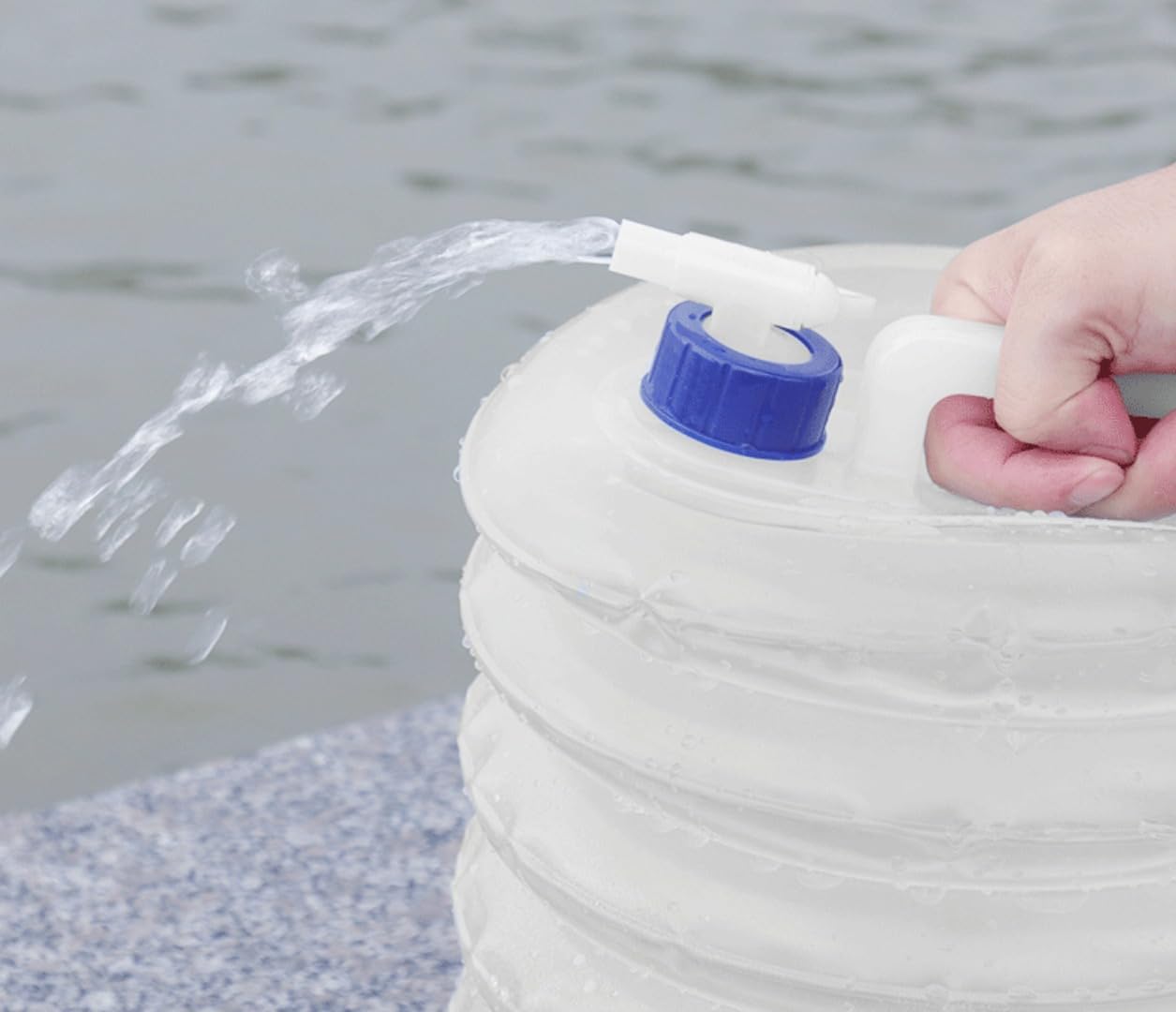 折りたたみ式 ポリタンク ウォータータンク 5~15L 伸縮ウォータージャグ 水タンク 蛇口付き 抗菌 車の..