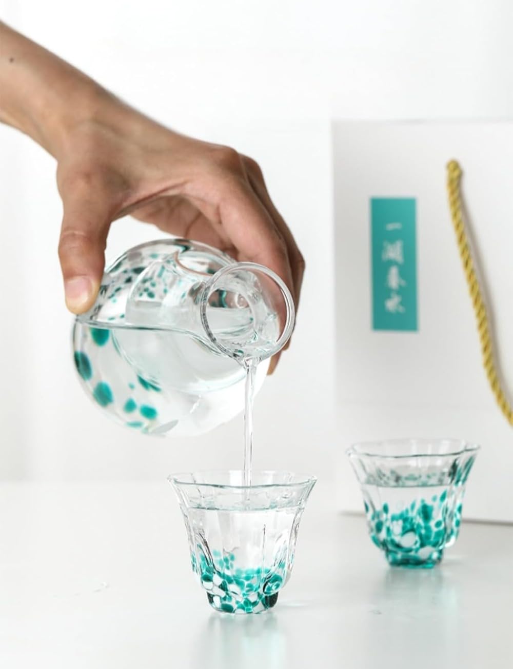 ガラス製酒器セット！冷酒・温酒に適し。美しいデザイン。ギフトに最適 ポット1つと日本酒2杯のギフト..