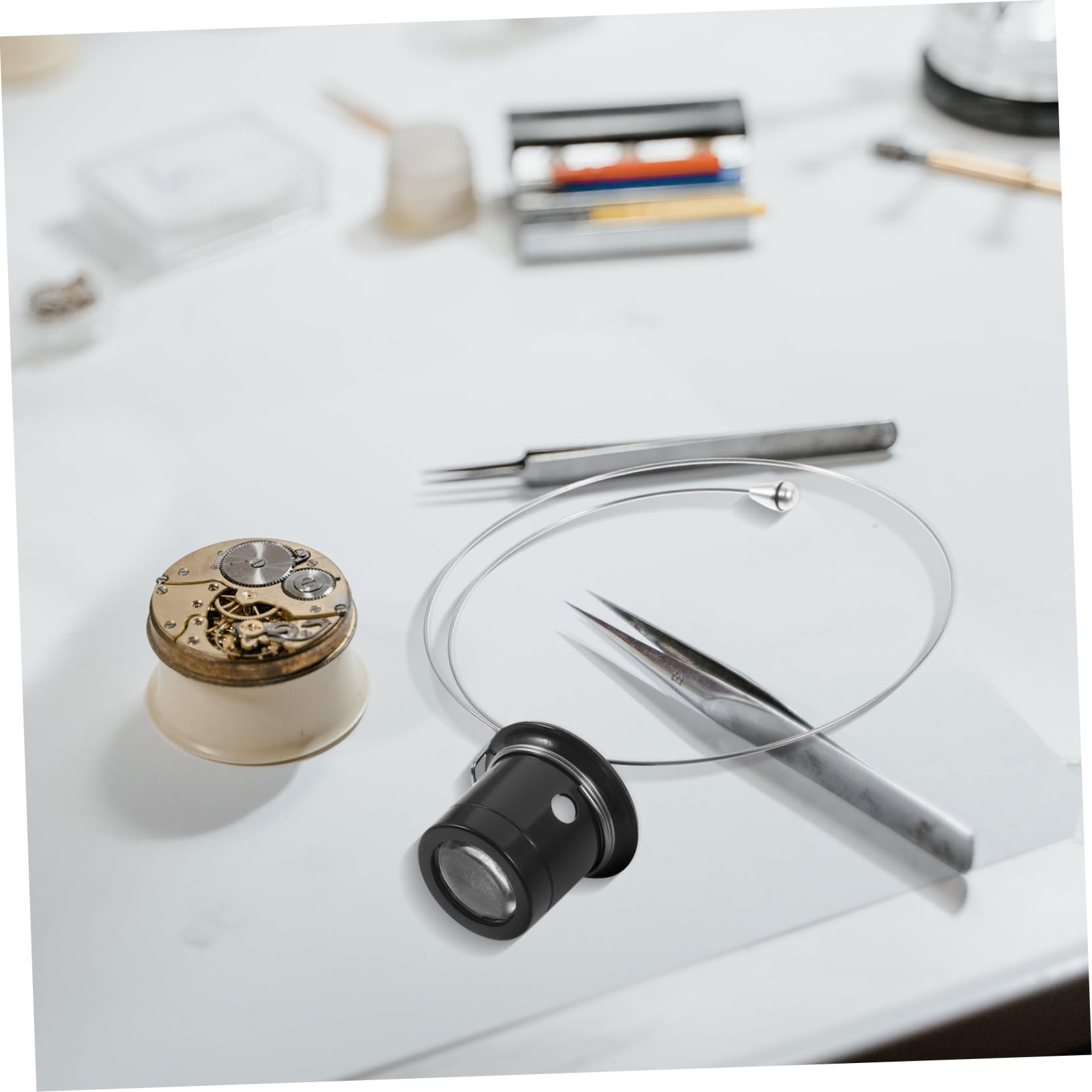 拡大鏡をつけている 時計修理虫眼鏡 宝石商ルーペ拡大鏡 ルーペメガネホルダー 時計屋の修理ツール 時..