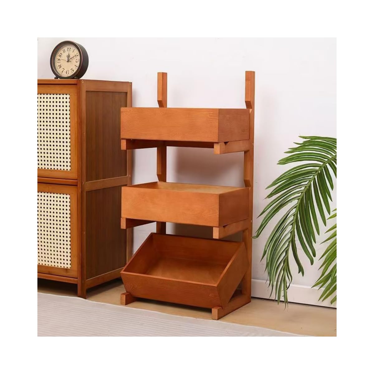 斜めシェルフの実木置物棚は木製ディスプレイラックで、青果、野菜、フルーツの陳列やパン販売の陳列台・収納棚に活用。組立簡単な多機能フレームで、キッチン、リビング、オフィス、店舗の家庭用・業務用に適し H11(3)