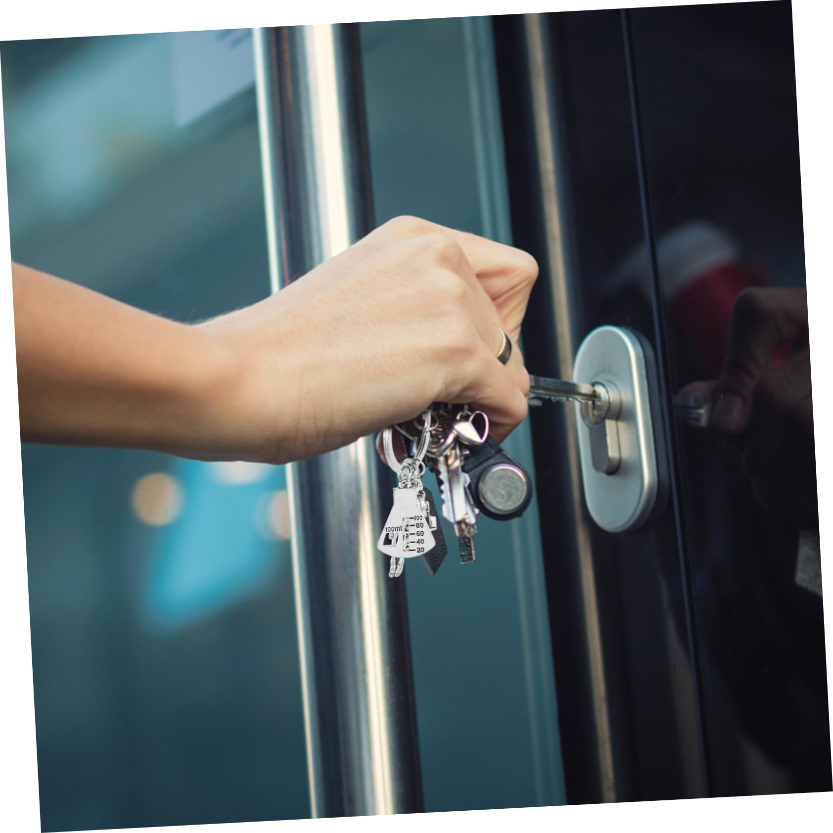 [] 顕微鏡DNAキーチェーン ルル アクセサリー 鍵 ぶら下げ 卒業用の生物学キーホルダー 教師キーホルダ..