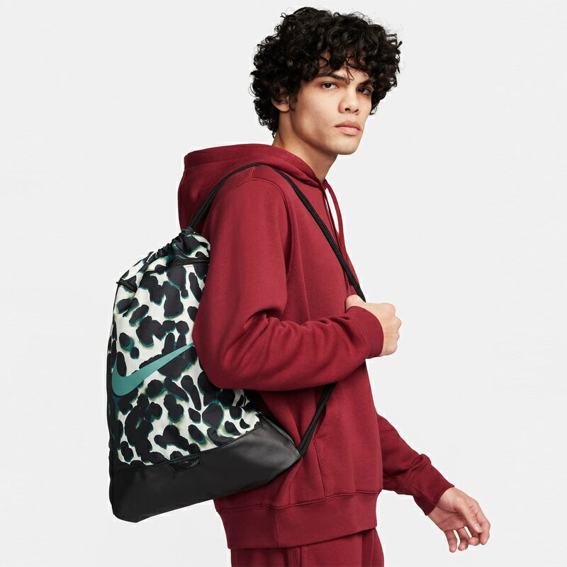 ナイキ ナップサック 18L メンズ レディース バッグ NIKE ブラジリア ドローコードバッグ ジムサック ユニセックス 黒 柄物 スポーツバッグ リュック 鞄 デイリー カジュアル ブランド かばん/FN1347-010