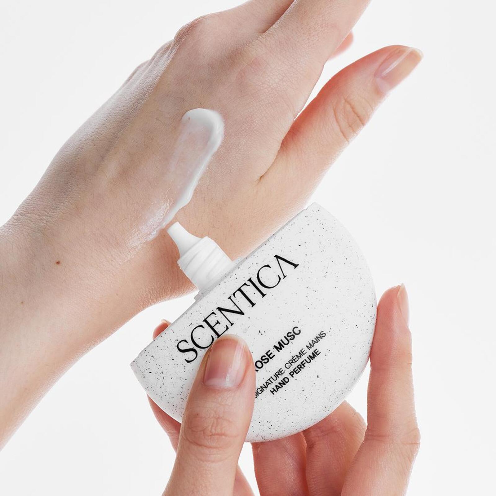 商品名 SCENTICA HAND PERFUME 商品説明 香りを贈る、手もとへの小さなご褒美 毎日使うハンドクリームだからこそ、少し特別なものを。 オブジェハンドパフュームは、うるおいケアと香水のような豊かな香りをひとつにした、ギフトにもぴったりのハンドクリームです。 手肌になじませるたび、ふわりと広がる繊細な香り。 植物由来の保湿成分が乾燥しがちな手もとをしっとりとなめらかに整えながら、べたつきにくい軽やかな使用感を叶えます。 洗練されたパッケージと、持ち歩きやすいコンパクトなサイズ感も魅力。 バッグにそっと忍ばせたくなるデザインは、誕生日やお礼のギフト、自分へのご褒美にもぴったりです。自然から受けたインスピレーションをもとに、調香師が丁寧に仕立てた4つの香り。 贈る相手の雰囲気や、その日の気分に寄り添う香りをお選びください。 ○FLEUR ECLOS（フルールエクロ） シャクヤク｜アプリコット｜ホワイトムスク シャクヤクの華やかさに、アプリコットとグレープフルーツの瑞々しさを重ねた、フレッシュでやさしく甘い香り。 明るくフェミニンな印象の方へのギフトに。 〇SANTAL NOIR（サンタルノワール） ハーブ｜サンタルウッド｜ベチバー ハーブの爽やかさとサンダルウッドの穏やかさの中で、カルダモンとベチバーが作り出す新鮮な調和が特徴的な香り ○ROSE MUSC（ローズムスク） ローズ｜スミレ｜ホワイトムスク ブルガリアローズ、スミレ、アイリスが重なり合う、ホワイトムスクのやわらかな安らぎを感じる香り。 上品でやさしい雰囲気を贈りたいときに。 容量 1個 40ml 使用方法 手を洗ったあとや、乾燥が気になるときにはもちろん、手首や耳の下に軽くなじませて、香水のように楽しむのもおすすめです。 使用上注意 ・使用時、または使用後に、直射日光により使用部位が赤い斑点、腫れ、かゆみなどの異常症状や副作用がある場合には使用を中止し、 専門医に相談してください。 ・傷のある部位への使用はお控えください。 ・お子様の手の届かないところで保管してください。 ・直射日光を避けて保管してください。 ・高温、及び低温環境下にある場合、分離、変色、変臭、沈殿などの品質異常が発生する可能性がございます。 全成分 【FLEUR ECLOS（フルールエクロ）】 水、 グリセリン、 トリ（カプリル酸／カプリン酸）グリセリル、 香料、 ジステアリン酸ポリグリセリル－3メチルグルコース、 1，2－ヘキサンジオール、 セテアリルアルコール、 安息香酸アルキル（C12－15）、 ステアリン酸グリセリル、 イソドデカン、 ポリソルベート60、 オリーブ油脂肪酸セテアリル、 （アクリロイルジメチルタウリンアンモニウム／VP）コポリマー、 ヒドロキシアセトフェノン、 オリーブ油脂肪酸ソルビタン、 パルミチン酸、 ステアリン酸、 （アクリル酸ヒドロキシエチル／アクリロイルジメチルタウリンNa）コポリマー、 （アクリル酸Na／アクリロイルジメチルタウリンNa）コポリマー、 ポリイソブテン、 エチルヘキシルグリセリン、 キサンタンガム、 EDTA－2Na、 イソステアリン酸ソルビタン、 パンテノール、 （カプリリル／カプリル）グルコシド、 オレイン酸ソルビタン、 シア脂、 ヒポファエラムノイデス果実油、 マカデミア種子油、 アボカド油、 アーモンド油、 BG、 ツボクサエキス、 オプンチアフィクスインジカ花エキス、 フリージアエキス、 ハス花エキス、 オプンチアフィクスインジカ茎エキス、 オプンチアフィクスインジカ果実エキス、 エーデルワイスエキス、 ダマスクバラ花水、 安息香酸ベンジル、 ヘキシルシンナマル、 リモネン、 リナロール、 シトラール、 シトロネロール 【SANTAL NOIR（サンタルノワール）】 水、 グリセリン、 トリ（カプリル酸／カプリン酸）グリセリル、 香料、 ジステアリン酸ポリグリセリル－3メチルグルコース、 1，2－ヘキサンジオール、 セテアリルアルコール、 安息香酸アルキル（C12－15）、 ステアリン酸グリセリル、 イソドデカン、 ポリソルベート60、 オリーブ油脂肪酸セテアリル、 （アクリロイルジメチルタウリンアンモニウム／VP）コポリマー、 ヒドロキシアセトフェノン、 オリーブ油脂肪酸ソルビタン、 パルミチン酸、 ステアリン酸、 （アクリル酸ヒドロキシエチル／アクリロイルジメチルタウリンNa）コポリマー、 （アクリル酸Na／アクリロイルジメチルタウリンNa）コポリマー、 ポリイソブテン、 エチルヘキシルグリセリン、 キサンタンガム、 EDTA－2Na、 イソステアリン酸ソルビタン、 パンテノール、 （カプリリル／カプリル）グルコシド、 オレイン酸ソルビタン、 シア脂、 ヒポファエラムノイデス果実油、 マカデミア種子油、 アボカド油、 アーモンド油、 BG、 ツボクサエキス、 オプンチアフィクスインジカ花エキス、 フリージアエキス、 ハス花エキス、 オプンチアフィクスインジカ茎エキス、 オプンチアフィクスインジカ果実エキス、 エーデルワイスエキス、 ダマスクバラ花水、 ヒドロキシシトロネラール、 リモネン、 ゲラニオール 【ROSE MUSC（ローズムスク）】 水、 グリセリン、 トリ（カプリル酸／カプリン酸）グリセリル、 香料、 ジステアリン酸ポリグリセリル－3メチルグルコース、 1，2－ヘキサンジオール、 セテアリルアルコール、 安息香酸アルキル（C12－15）、 ステアリン酸グリセリル、 イソドデカン、 ポリソルベート60、 オリーブ油脂肪酸セテアリル、 （アクリロイルジメチルタウリンアンモニウム／VP）コポリマー、 ヒドロキシアセトフェノン、 オリーブ油脂肪酸ソルビタン、 パルミチン酸、 ステアリン酸、 （アクリル酸ヒドロキシエチル／アクリロイルジメチルタウリンNa）コポリマー、 （アクリル酸Na／アクリロイルジメチルタウリンNa）コポリマー、 ポリイソブテン、 エチルヘキシルグリセリン、 キサンタンガム、 EDTA－2Na、 イソステアリン酸ソルビタン、 パンテノール、 （カプリリル／カプリル）グルコシド、 オレイン酸ソルビタン、 シア脂、 ヒポファエラムノイデス果実油、 マカデミア種子油、 アボカド油、 アーモンド油、 BG、 ツボクサエキス、 オプンチアフィクスインジカ花エキス、 フリージアエキス、 ハス花エキス、 オプンチアフィクスインジカ茎エキス、 オプンチアフィクスインジカ果実エキス、 エーデルワイスエキス、 ダマスクバラ花水、 サリチル酸ベンジル、 シトロネロール、 ゲラニオール、 リナロール、 ケイヒアルコール、 リモネン、 シトラール、 α－イソメチルイオノン 広告文責 株式会社サイネット 03-5338-9593 製造販売元 株式会社サイネット 区分 韓国製・化粧品 おすすめ商品 関連ワード 　 [ ブランド ] SCENTICA scentica センティカ せんてぃか [ カテゴリー1 ] ハンドクリーム [ カテゴリー2 ] 美容 コスメ 化粧品 ボディケア ハンドケア [ 配送方法 ] 宅配便 宅急便 国内発送 [ おすすめの方 ] 女性 男性 男女兼用 20代 30代 40代 50代 60代 70代 80代 90代 自分用 お母さん お父さん ママ パパ 妻 夫 奥様 旦那様 お嫁さん 祖母 おばあちゃん 義理の母 親 娘 親戚 家族 彼女 彼氏 恋人 友達 友人 同僚 大人数 大人 韓国好き コスメ好き 初心者 時間がない人 [ 肌悩み ] 乾燥 カサカサ かさつき 手荒れ ささくれ 荒れ ベタつき [ テクスチャー・使用感 ] さらさらタイプ さらさら ベタつきがない仕上がりです [ パッケージの特徴 ] スクリュータイプ スクリューキャップ 持ち運びok 携帯できる [ ご用途1 ] 会社 職場 粗品 景品 ノベルティ ギフト プチギフト プレゼント 誕生日プレゼント 贈り物 お返し お配り ばらまき [ 季節・イベント ] 春 夏 秋 冬 オールシーズン 一年中 夜 朝 毎日 バレンタイン ホワイトデー 忘年会 新年会 入学 卒業 入社 クリスマス 母の日 誕生日 誕生祝い 異動 転勤 退職祝い 敬老の日 ブラックフライデー