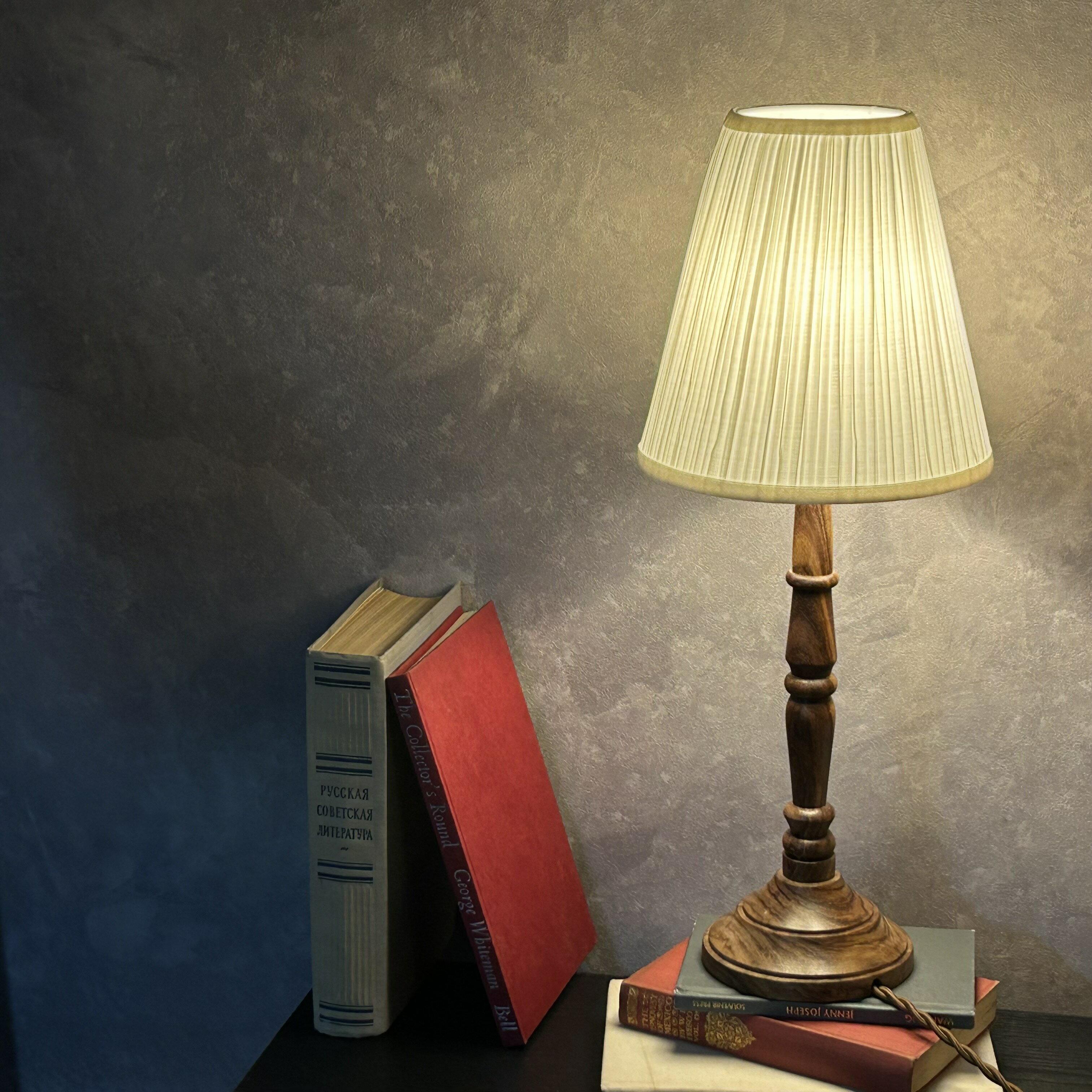 ビンテージ家具のようなテーブルライト