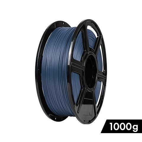 他のカラーはこちらPLA-CF 1000g画像・色名から商品ページへ移動できます。ブラックPLA-CFミッドナイトブルーPLA-CF01ヴォルカニックロックグレーPLA-CF02セーラーブルーこのページの商品PLA-CF03価格・在庫・仕様は各商品ページでご確認ください。商品の特徴PLAに炭素繊維を配合したフィラメントです。表面の質感により積層が目立ちにくい仕上がりが特徴です。商品仕様・印刷設定ブランド：FLASHFORGE（フラッシュフォージ）シリーズ・素材：PLA-CF型番：PLA-CF03カラー：セーラーブルーフィラメント重量：1000g（1kg）ノズル温度：190-220℃(推奨210℃以上)ベッド温度：加熱不要積層ピッチの目安：0.1mm以上よくある質問Q. どの3Dプリンターで使えますか？A. ご使用の機器が本商品の素材・フィラメント径・推奨温度に対応しているか確認してください。機種名だけで適合を判断せず、プリンターの取扱説明書と照合してください。Q. 印刷温度の目安は？A. ノズル温度は190-220℃(推奨210℃以上)、ベッド温度は加熱不要です。印刷設定の目安であり、造形物の耐熱温度ではありません。機器や形状に応じて試し刷りで調整してください。Q. ノズル選びで注意することは？A. 繊維配合材料はノズルが摩耗する場合があります。プリンターが材料に対応していることを確認し、耐摩耗性のあるノズルを使用してください。ご使用前にご確認ください超硬ノズル・ギアを推奨します。真鍮ノズルは推奨しません。記載の設定値は目安です。造形する形状や使用機器に合わせて調整してください。写真と実物の色味が異なる場合があります。消耗品につきメーカー保証対象外です。